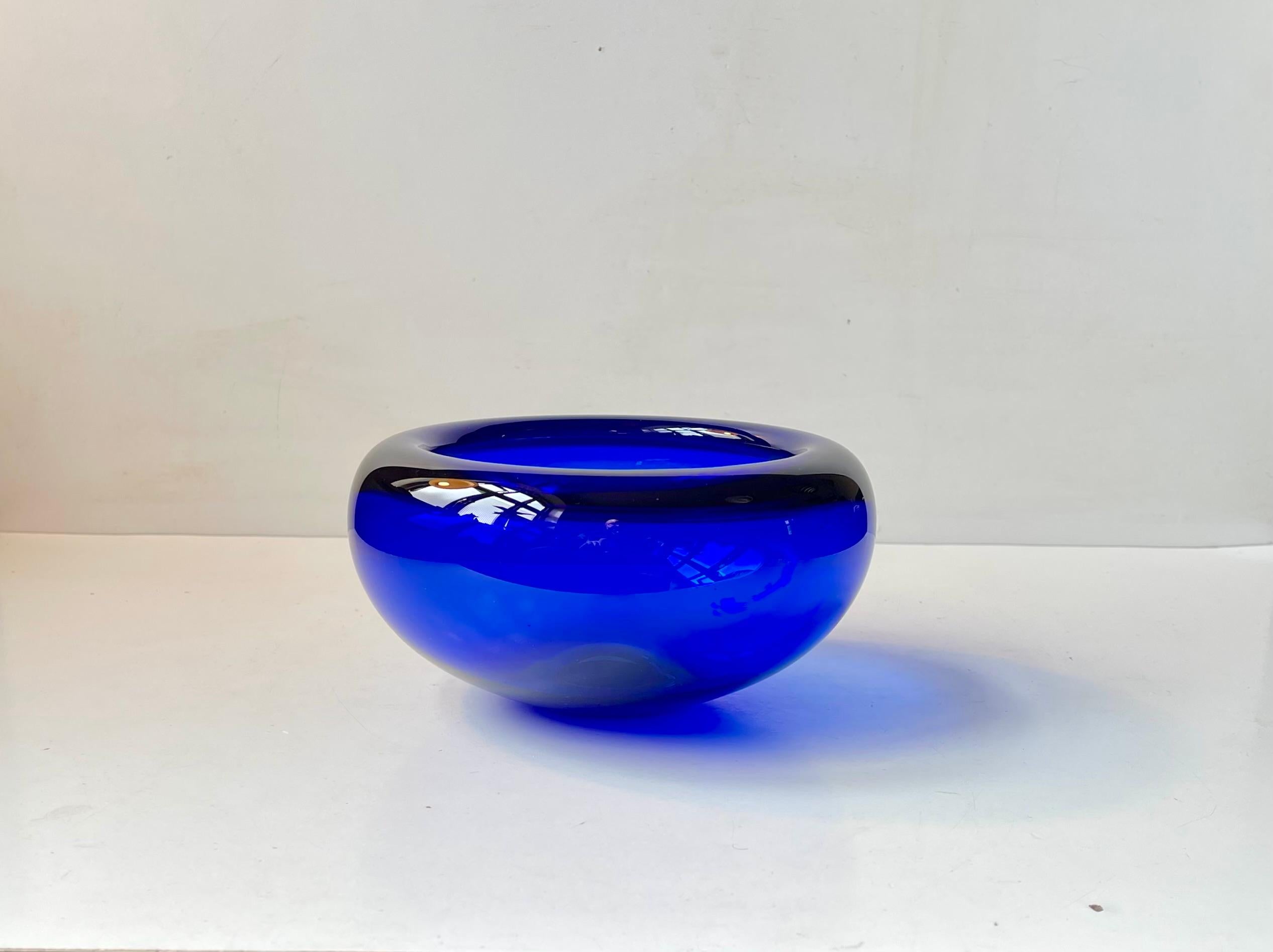 Midcentury Sapphire Blue Holmegaard Glass Bowl by Per Lütken In Good Condition For Sale In Esbjerg, DK