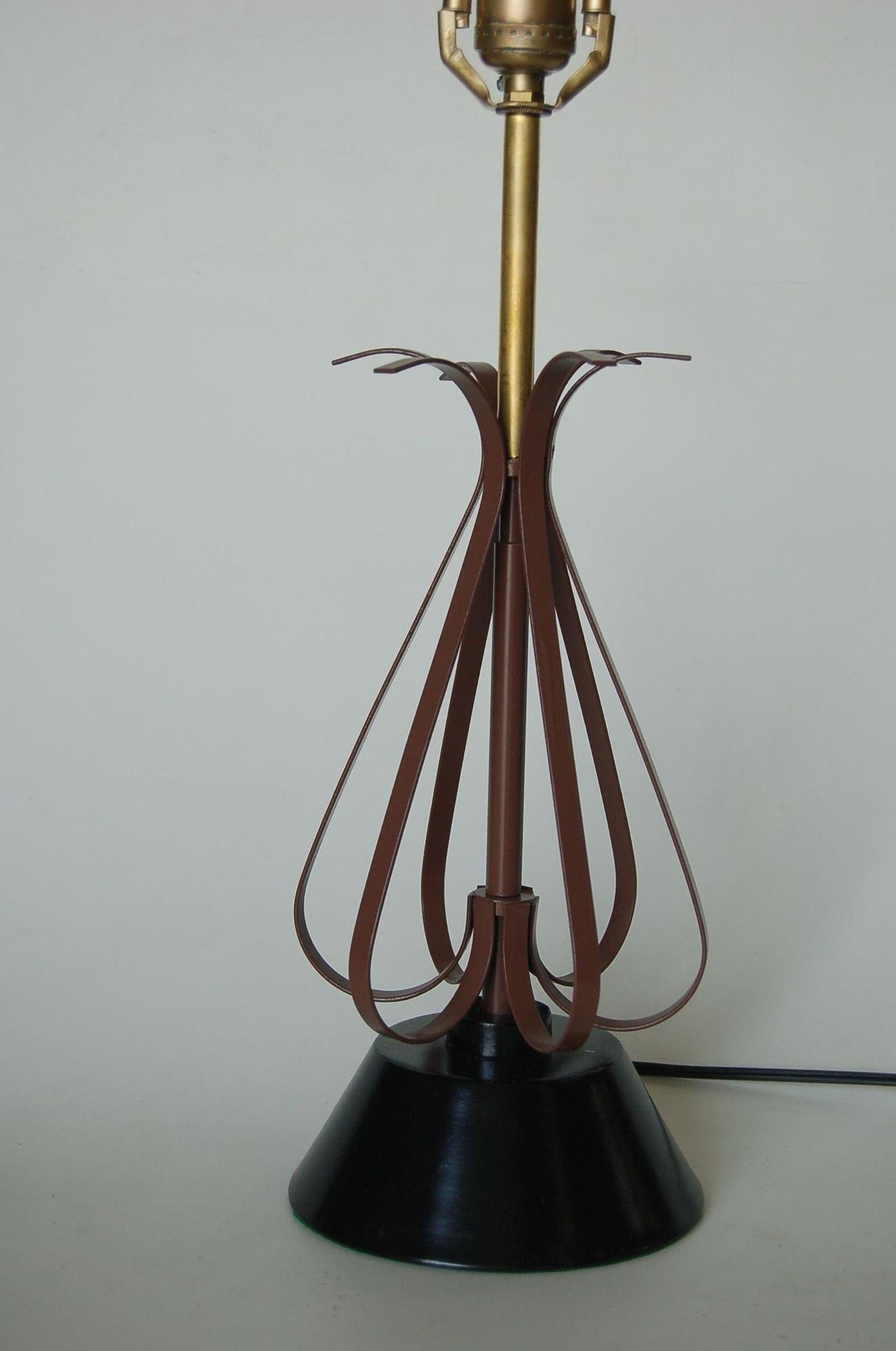 Midcentury scalloped metal table lamp in brown and black table lamp.

Measures: 18