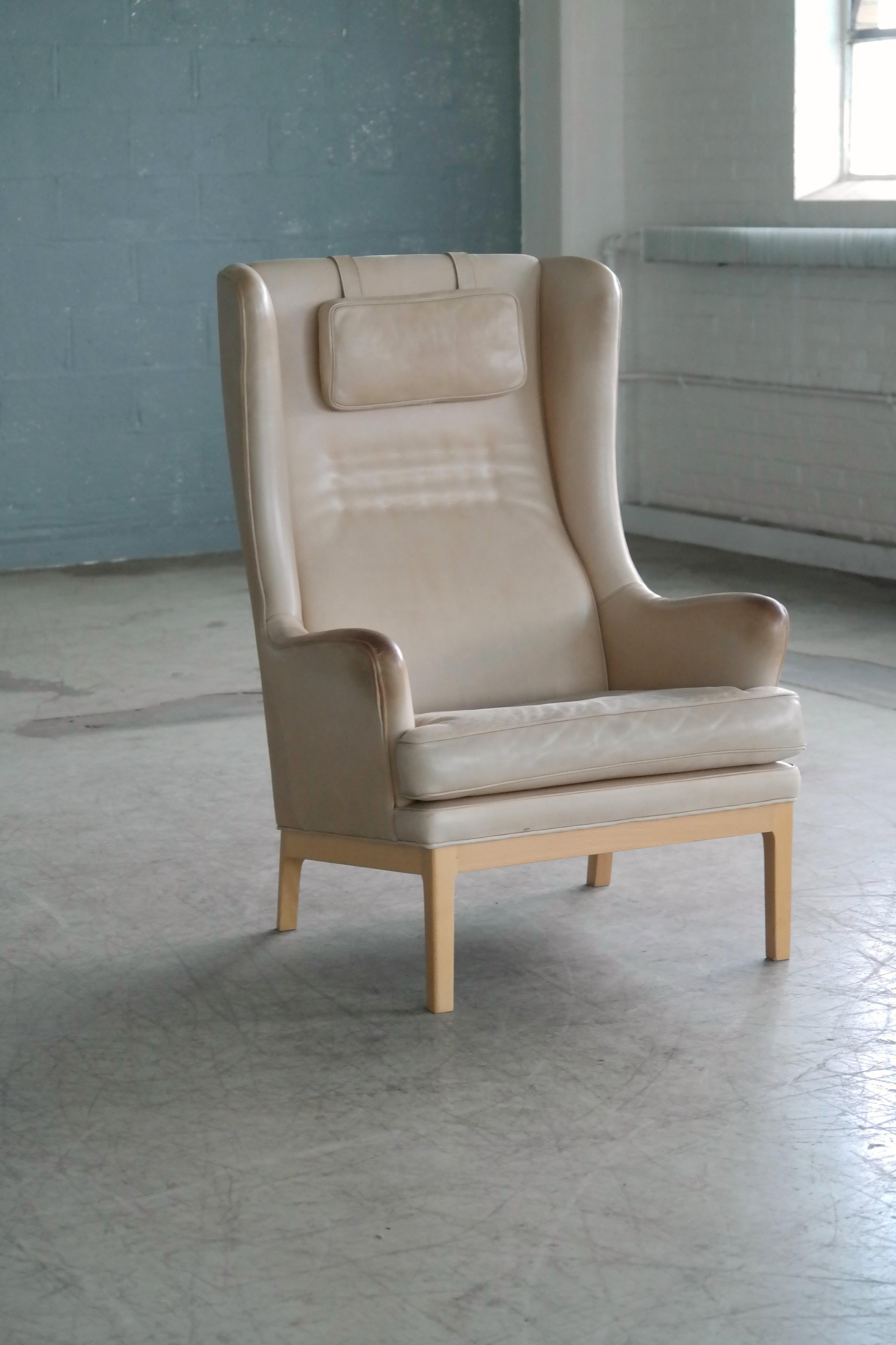 Chaise longue scandinave à haut dossier en cuir fauve usé Arne Norells du milieu du siècle dernier en vente 3