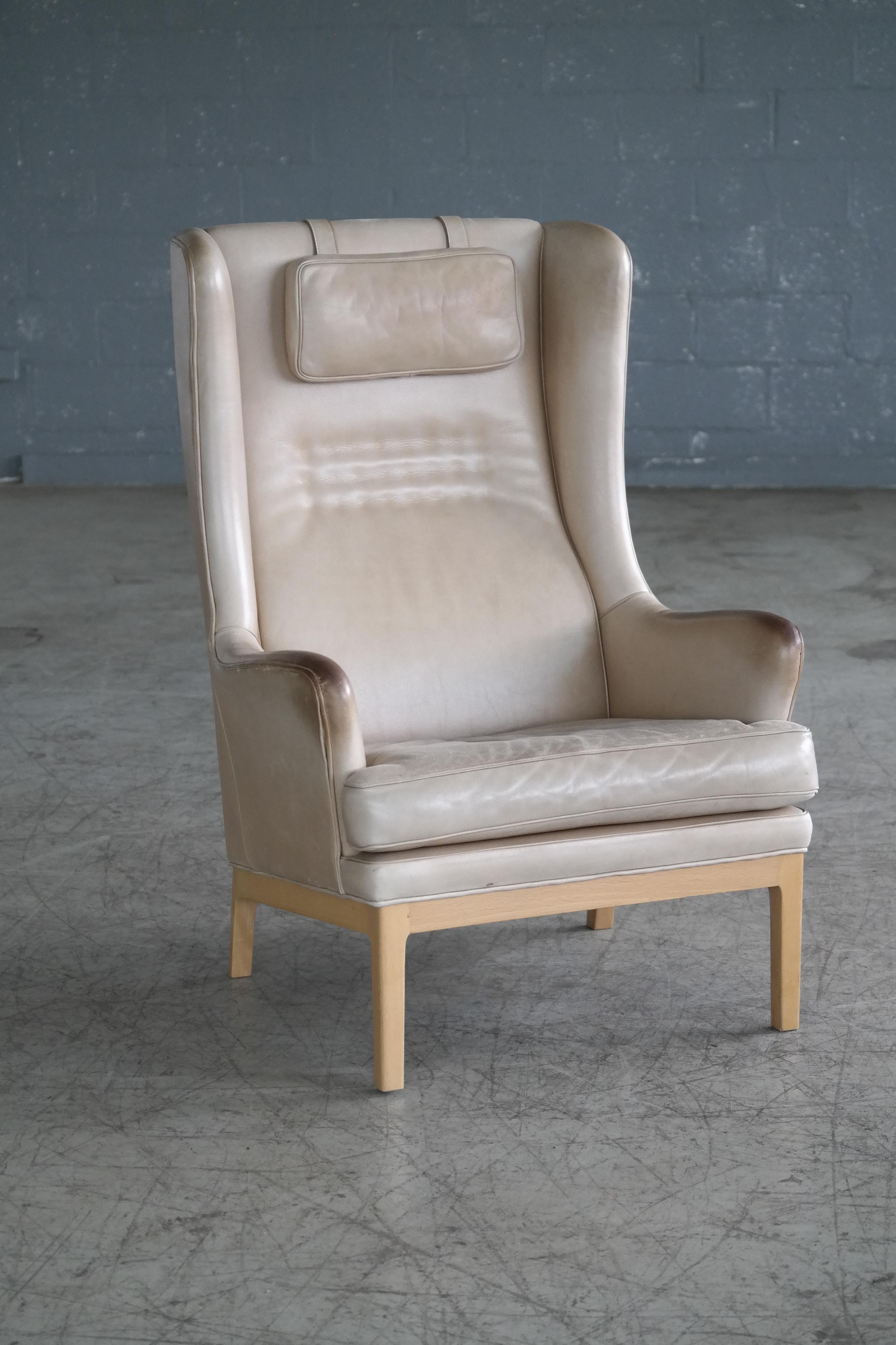 Chaise longue à dossier haut, très élégante et confortable, conçue par l'icône du design suédois, Arne Norells, vers 1970. Parfait pour passer des heures recroquevillé en lisant un livre ou en écoutant de la musique près d'un feu crépitant. Monté