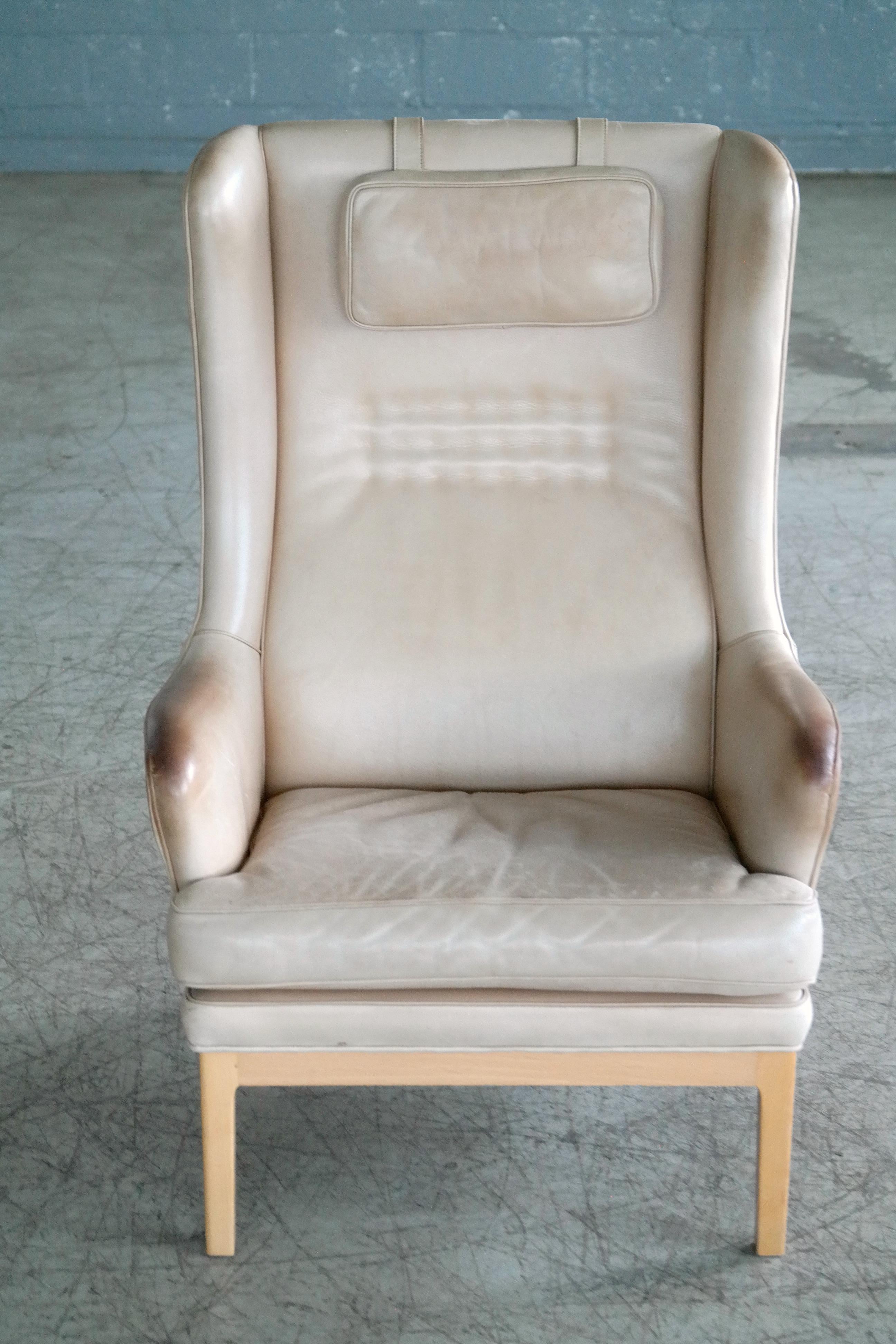 Scandinave moderne Chaise longue scandinave à haut dossier en cuir fauve usé Arne Norells du milieu du siècle dernier en vente