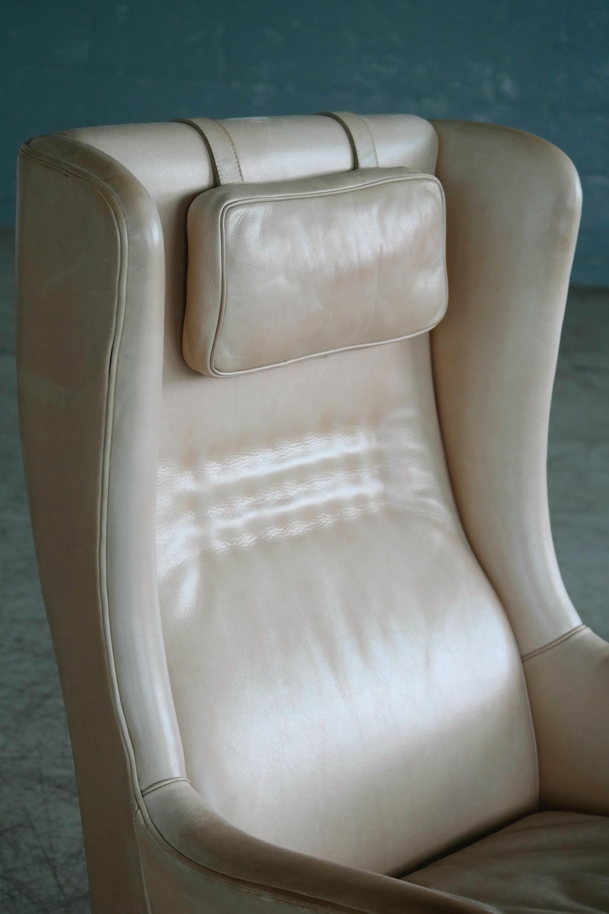 Suédois Chaise longue scandinave à haut dossier en cuir fauve usé Arne Norells du milieu du siècle dernier en vente