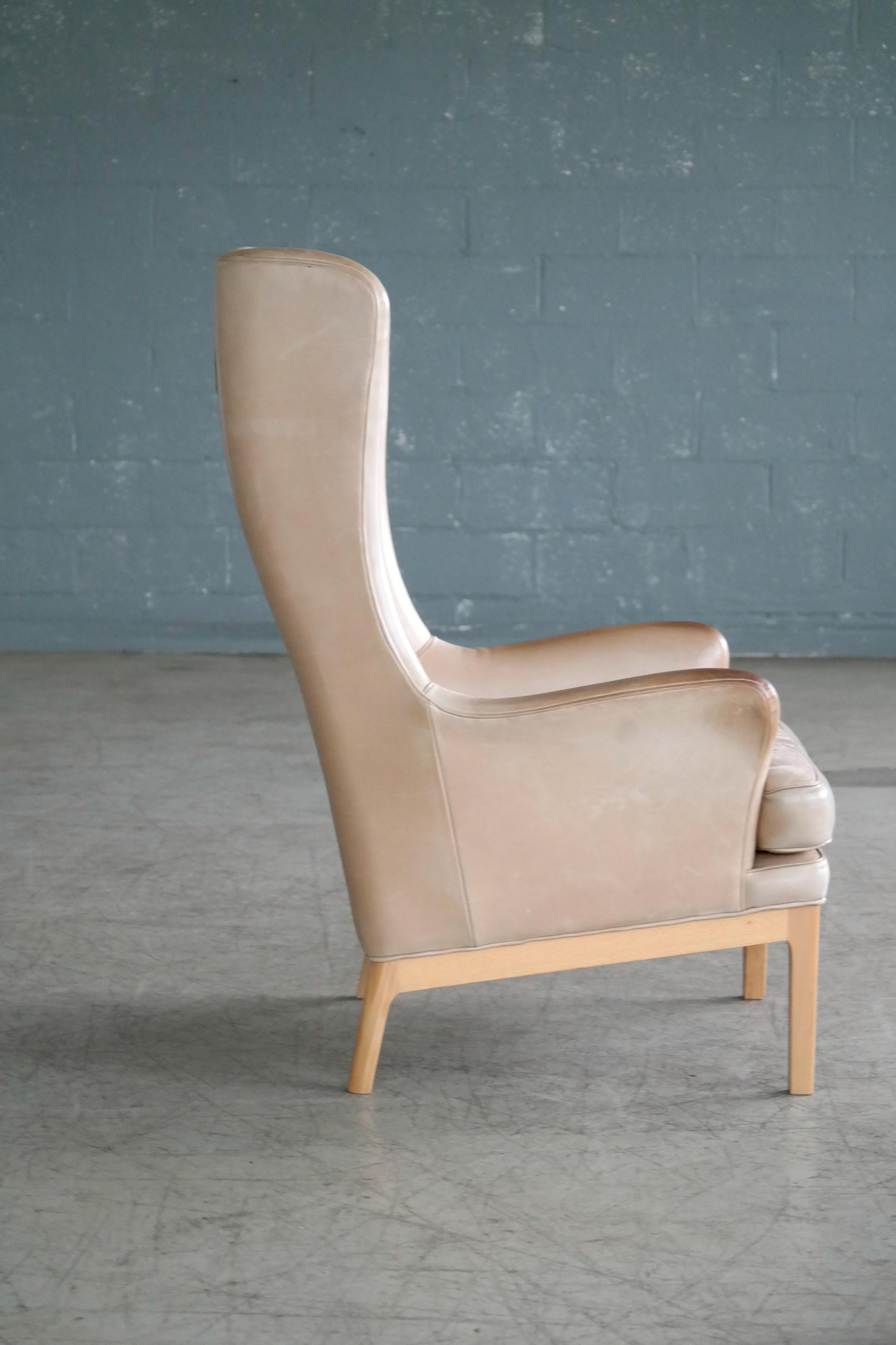 Fin du 20e siècle Chaise longue scandinave à haut dossier en cuir fauve usé Arne Norells du milieu du siècle dernier en vente