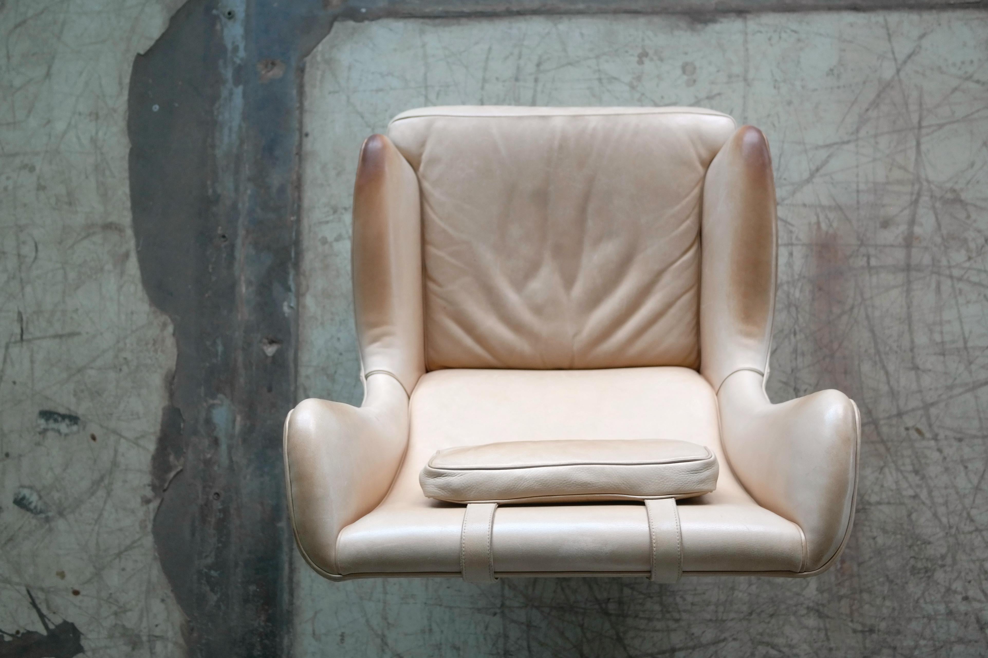 Chaise longue scandinave à haut dossier en cuir fauve usé Arne Norells du milieu du siècle dernier en vente 1