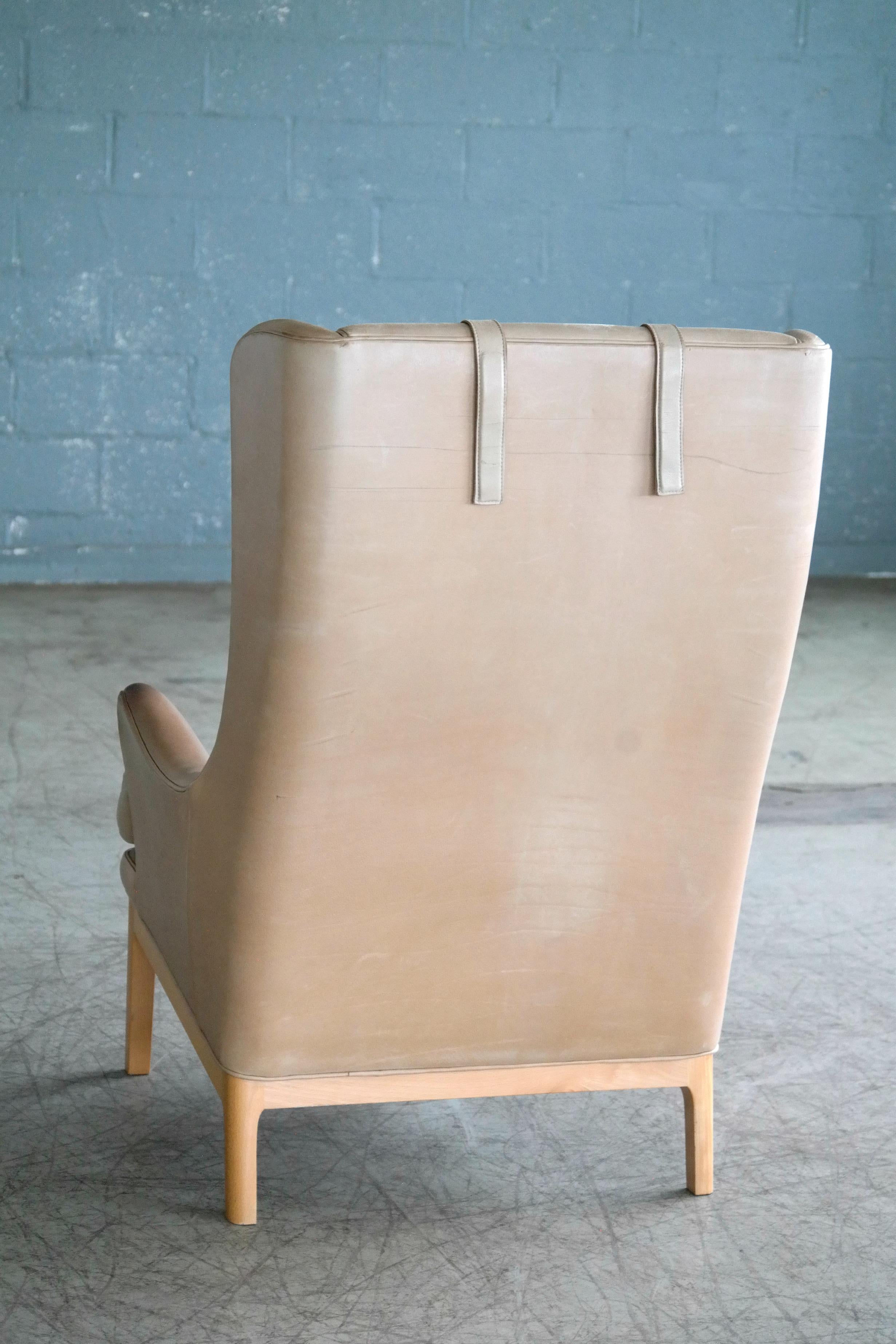 Chaise longue scandinave à haut dossier en cuir fauve usé Arne Norells du milieu du siècle dernier en vente 2