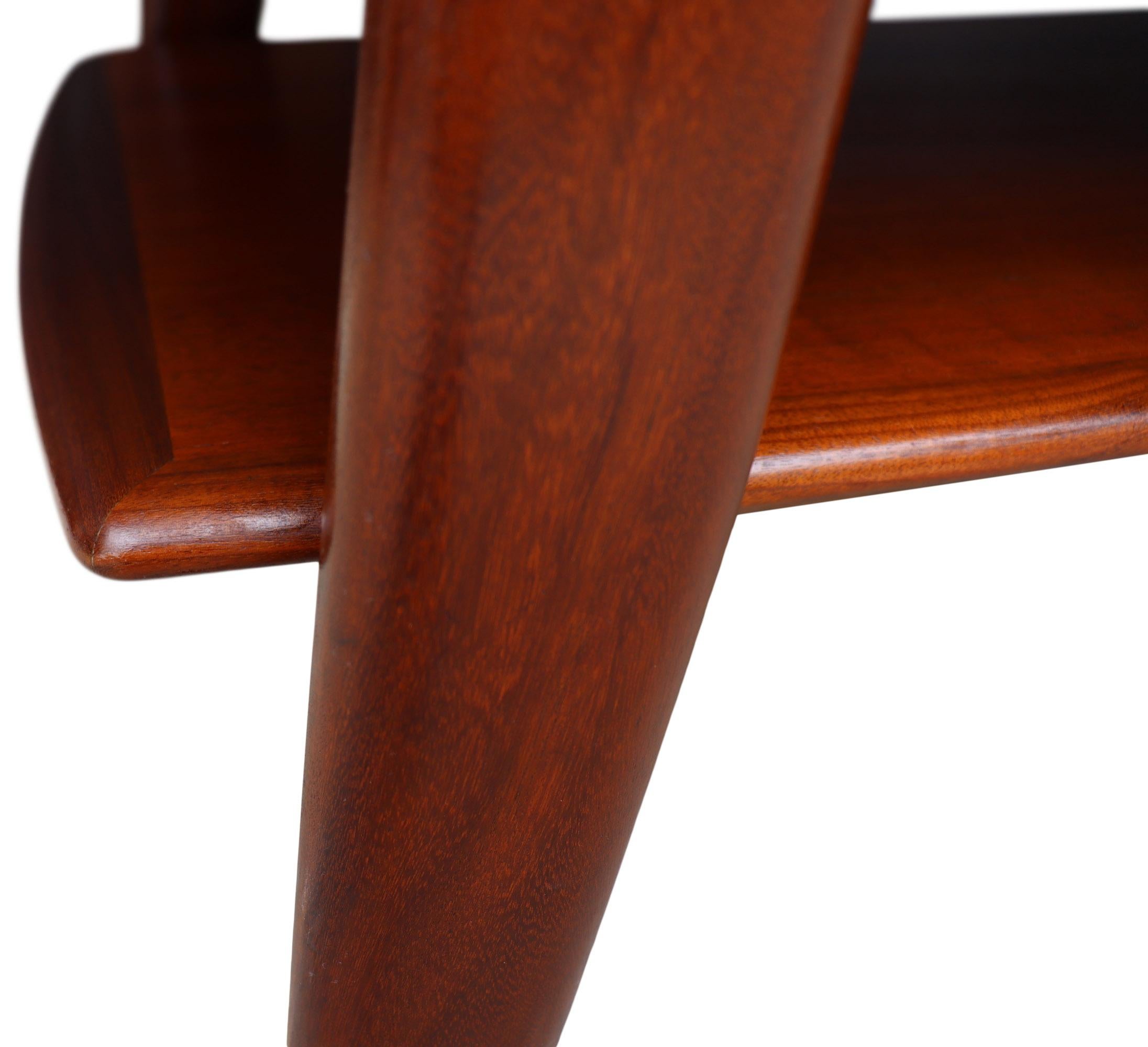 Nous vous proposons cette magnifique table basse moderne danoise aux lignes époustouflantes. La construction en teck bicolore avec des bords courbés gracieux est un gage de qualité. Conçu par Svend Aage Madsen pour Karl Lindegaard. En merveilleux