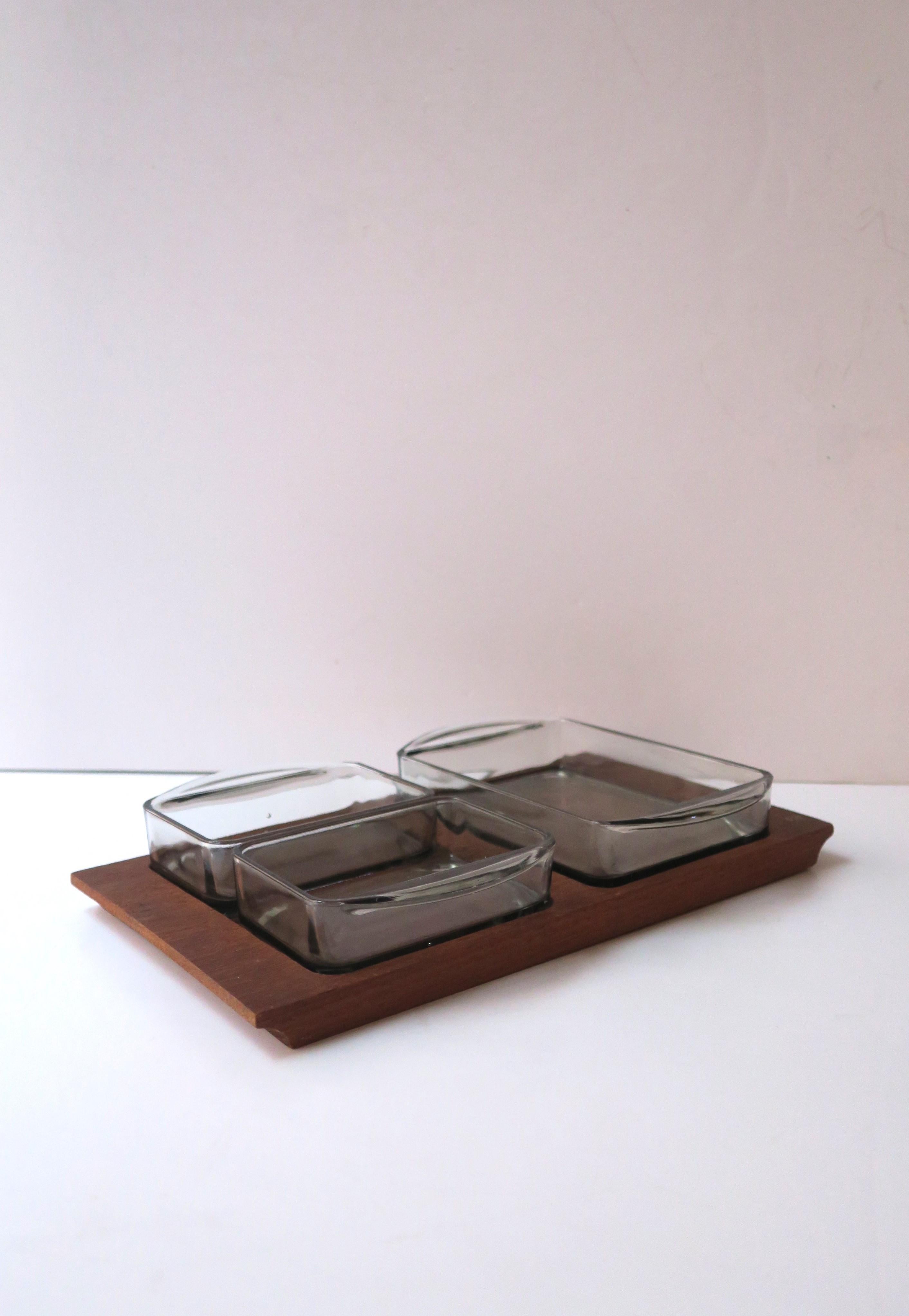 Midcentury Scandinavian Danish Modern Serving Dish  In Good Condition For Sale In New York, NY