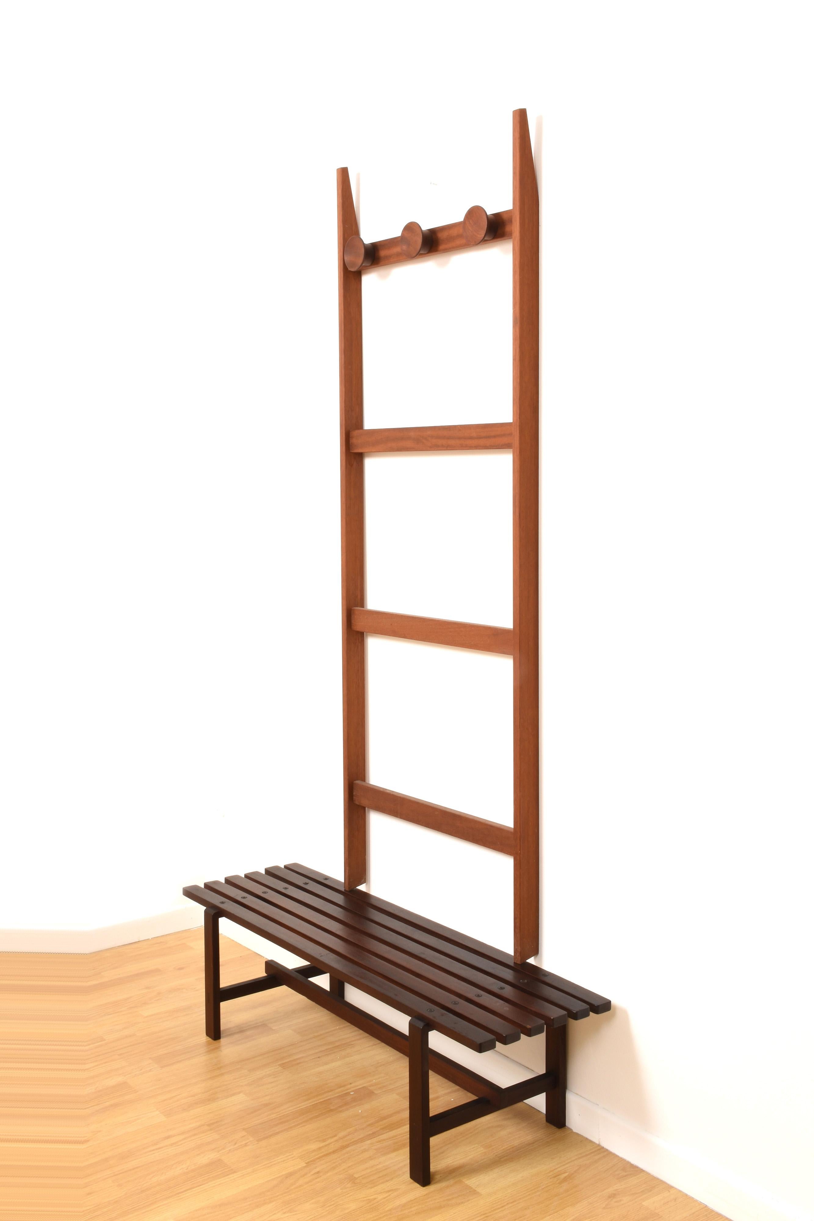 Legno Panchina scandinava di metà secolo in legno di teak marrone scuro, anni '60 in vendita