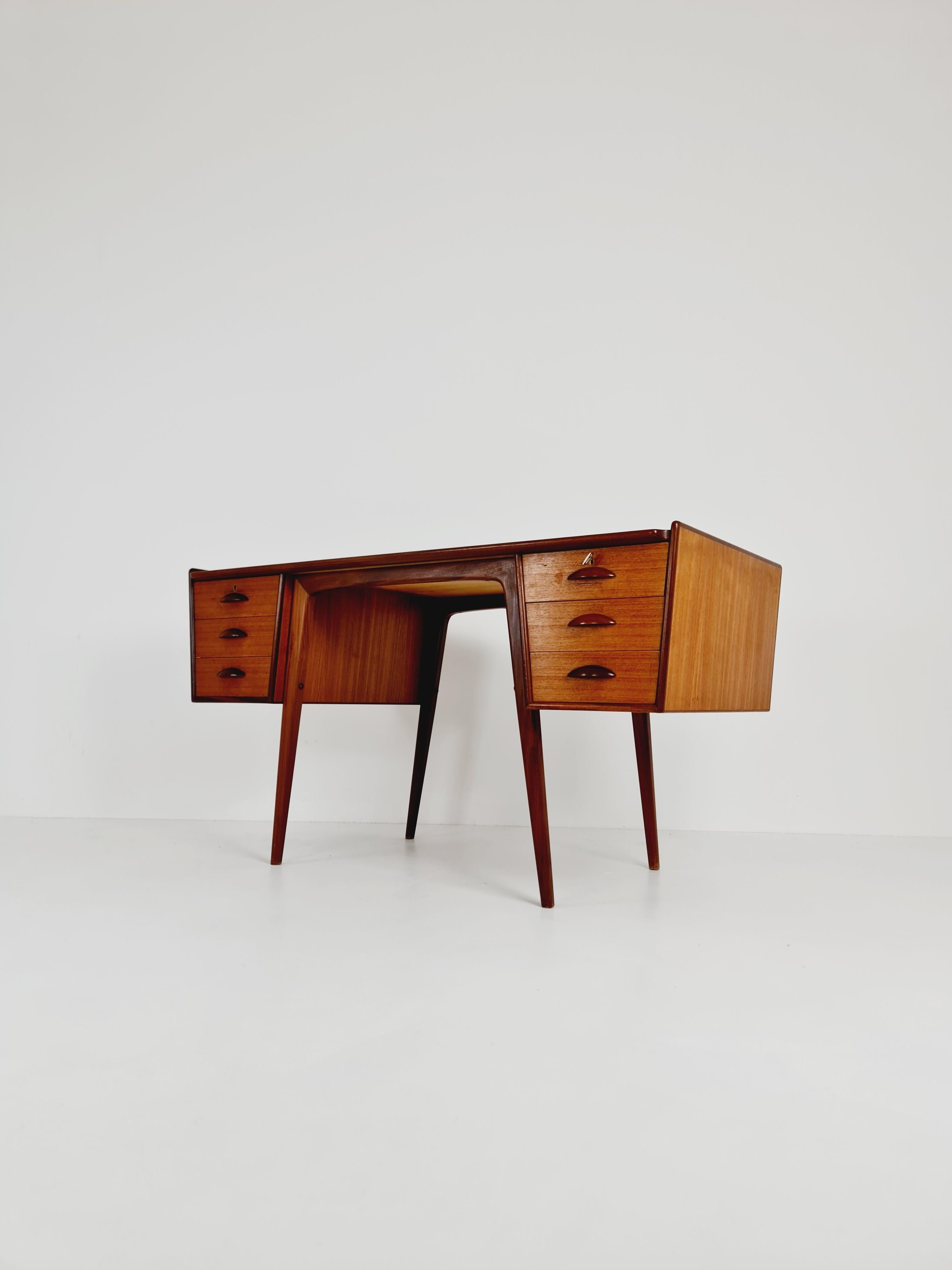 Skandinavischer Schreibtisch aus der Jahrhundertmitte in Teakholz von Svante Skogh, 1960er Jahre (Holzarbeit) im Angebot