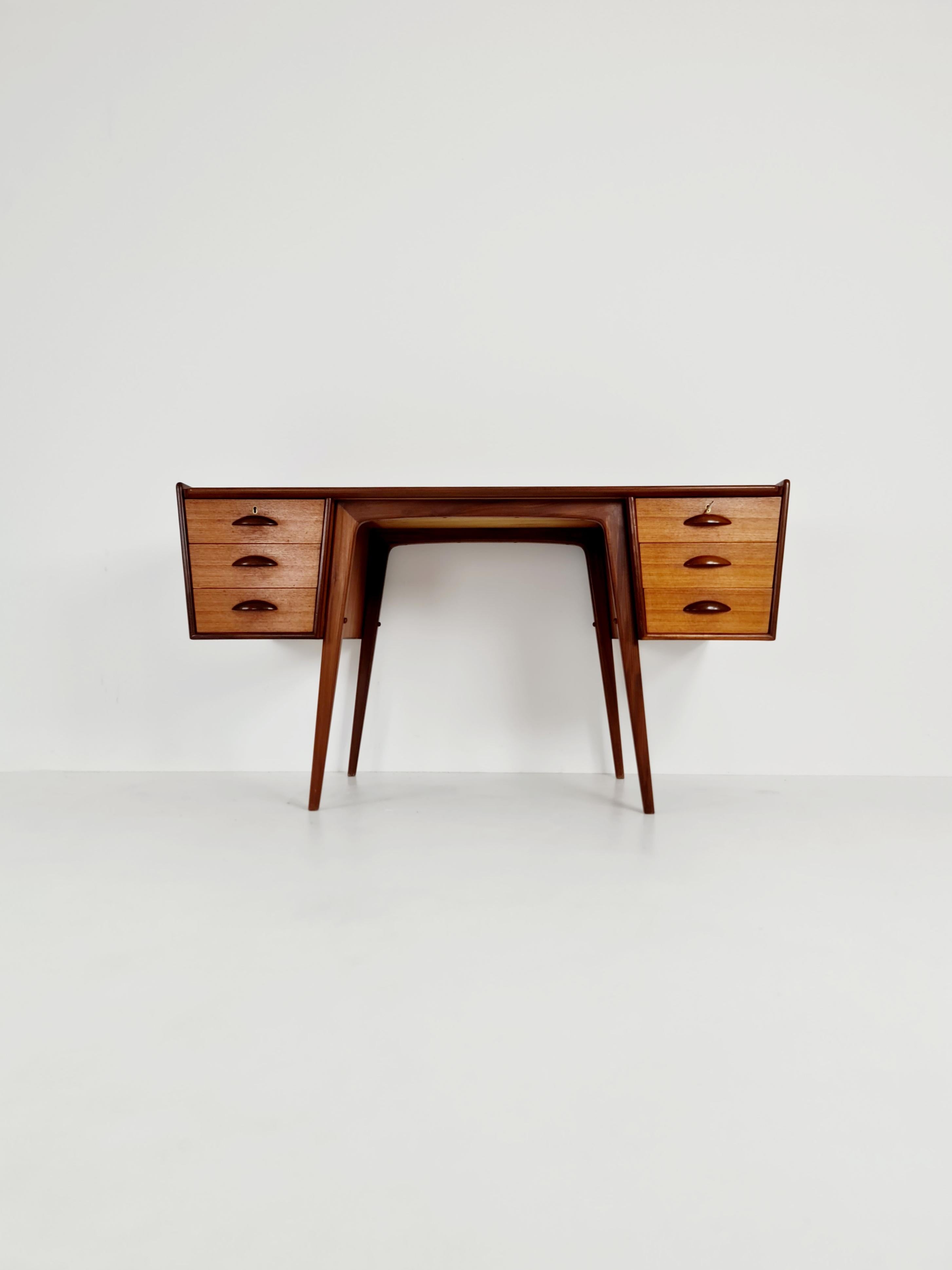 Midcentury Scandinavian Desk in Teak by Svante Skogh, 1960s For Sale 1