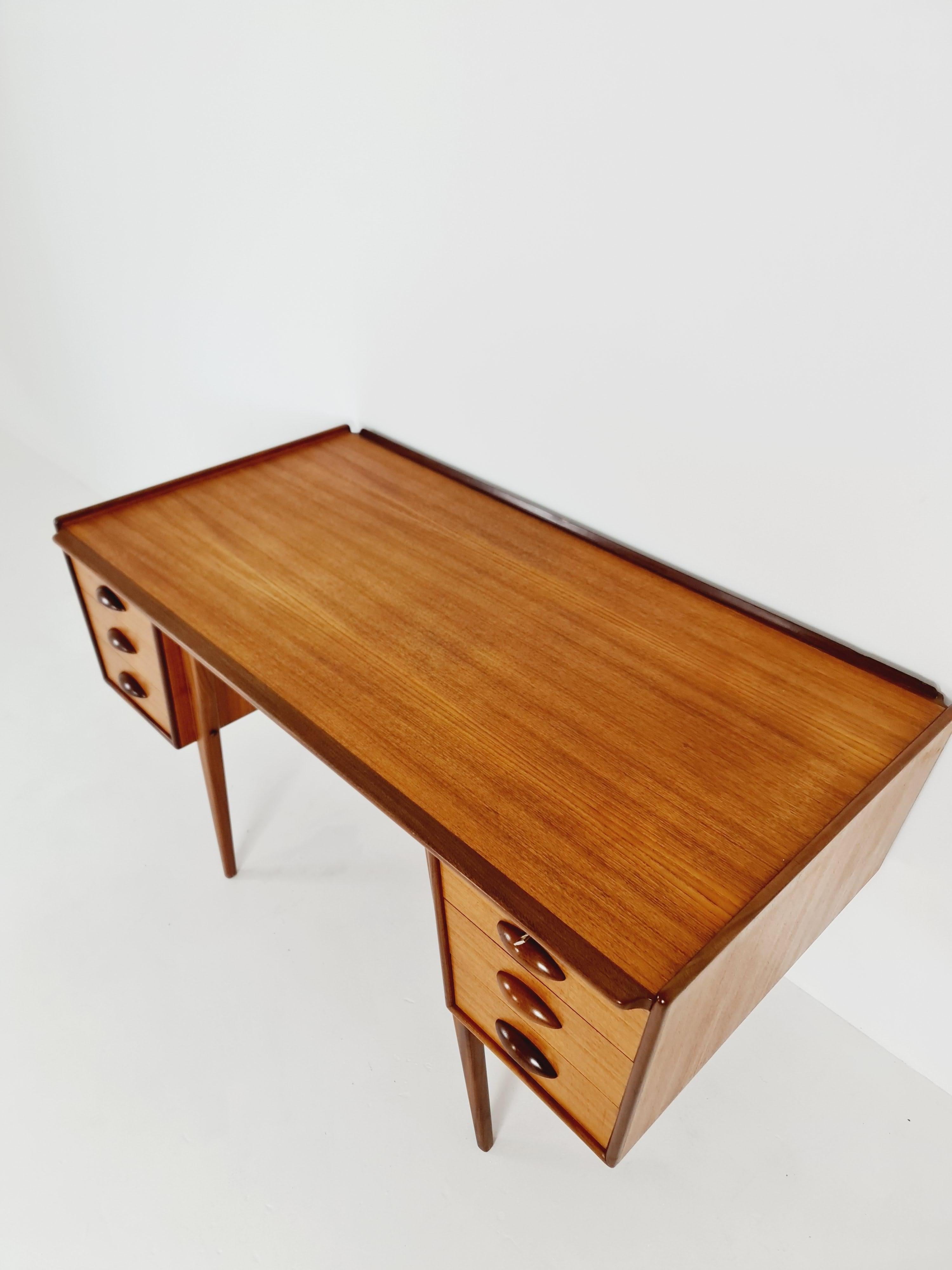 Midcentury Scandinavian Desk in Teak by Svante Skogh, 1960s For Sale 2