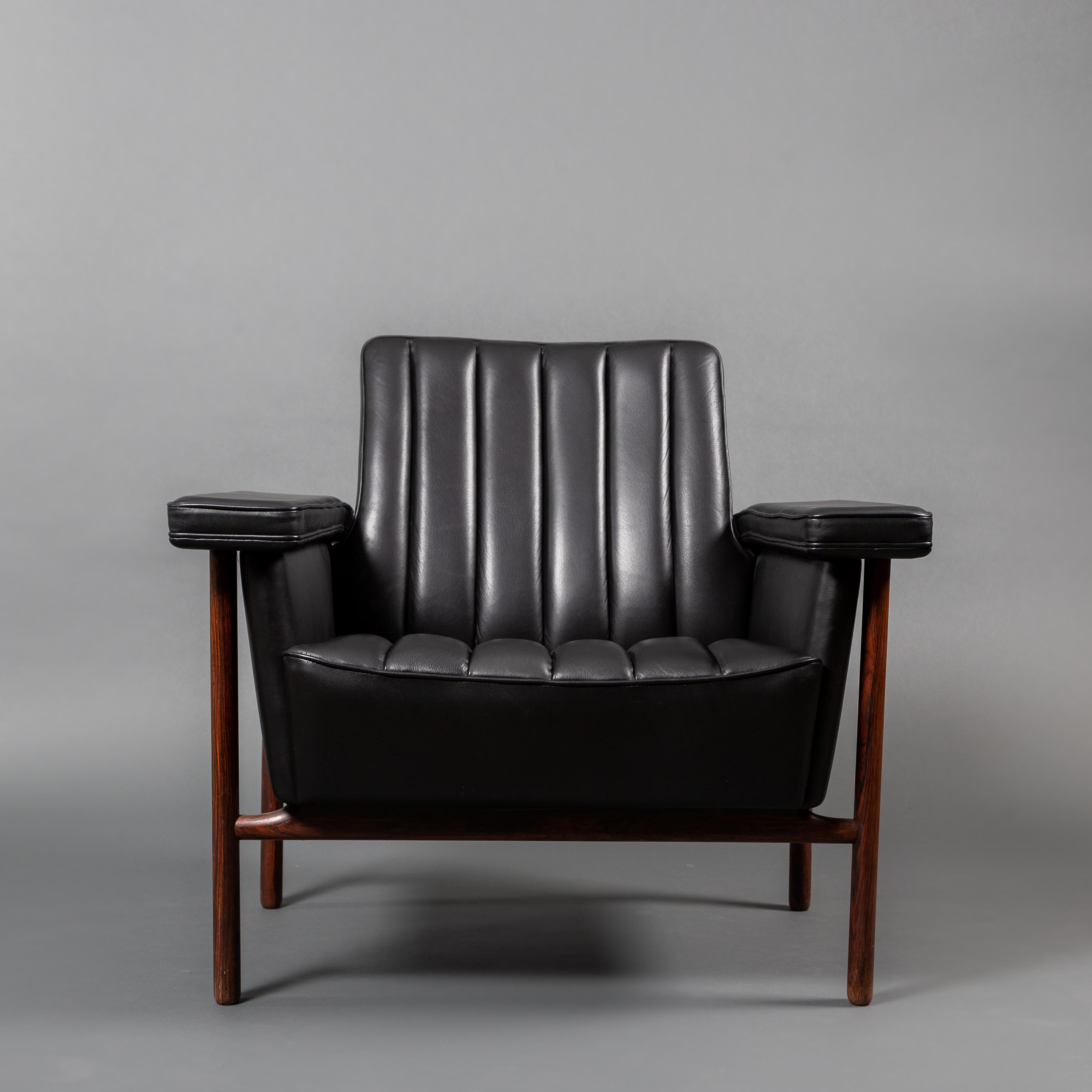 Midcentury Scandinavian Dysthe 1962 black leather rosewood tank chair, Norway.
Rare model 5001 armchair manufactured by Dokka and designed by Sven Ivar Dysthe in 1962. Base in massive Brazilian rosewood fully reupholstered with aniline leather from