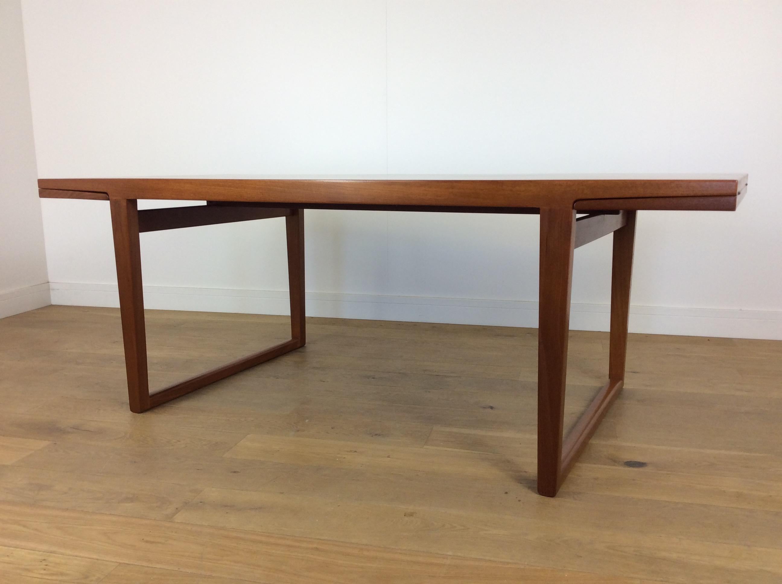 Midcentury extendable dining table.
Beautiful Swedish Mid-Century Modern design, teak dining table with pull-out leaves at either end.
Measures: 71 cm H, 195 cm W, 90 cm D each leaf offers an extra 30 cm
Scandinavia, circa 1960.