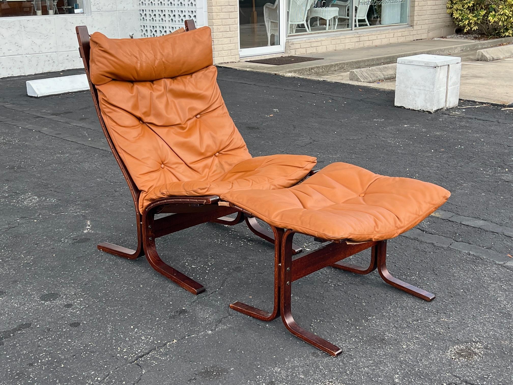 Midcentury Scandinavian Leather Siesta Lounge Chair & Ottoman by Westnofa Cognac For Sale 4