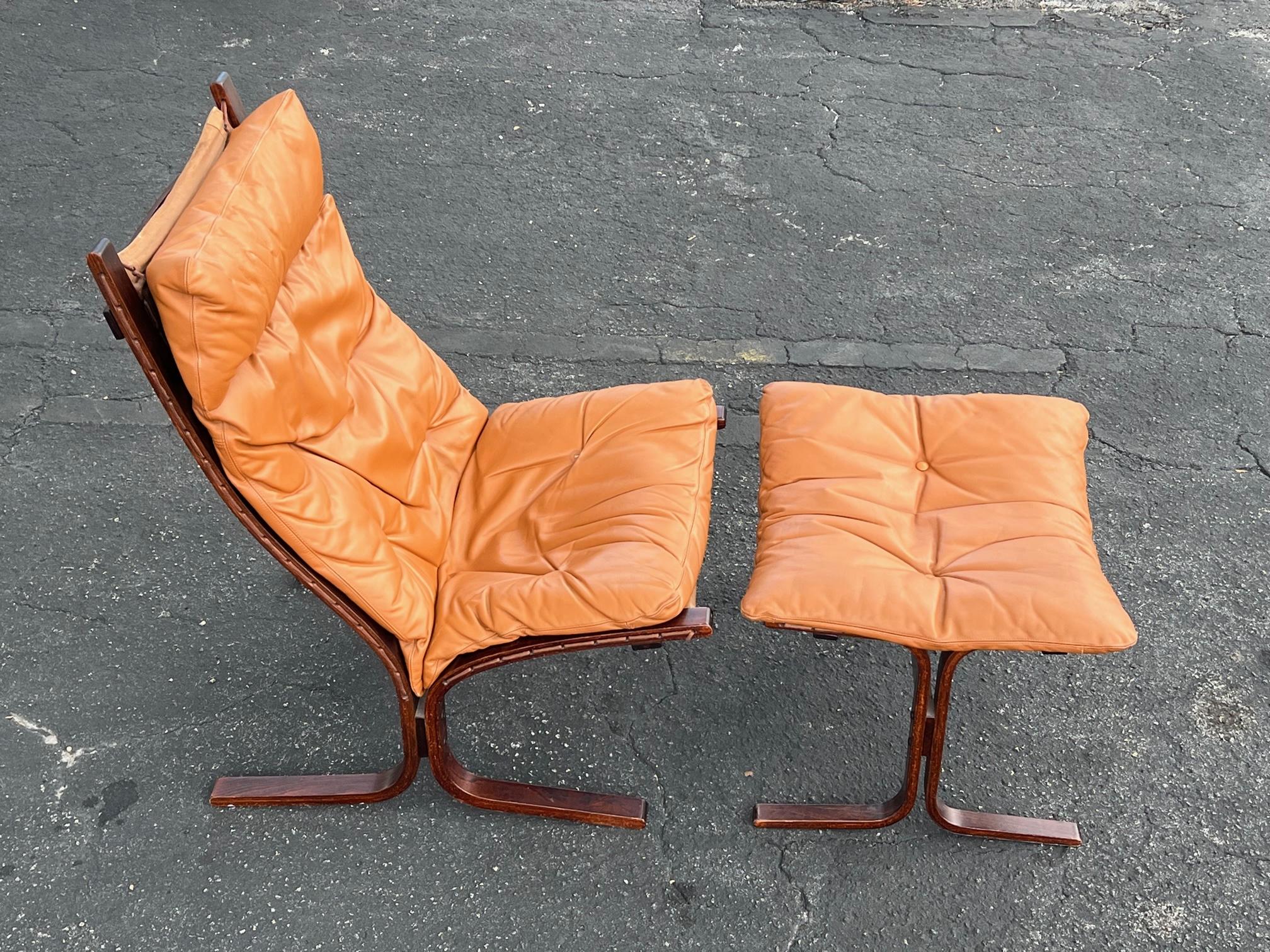Midcentury Scandinavian Leather Siesta Lounge Chair & Ottoman by Westnofa Cognac For Sale 5