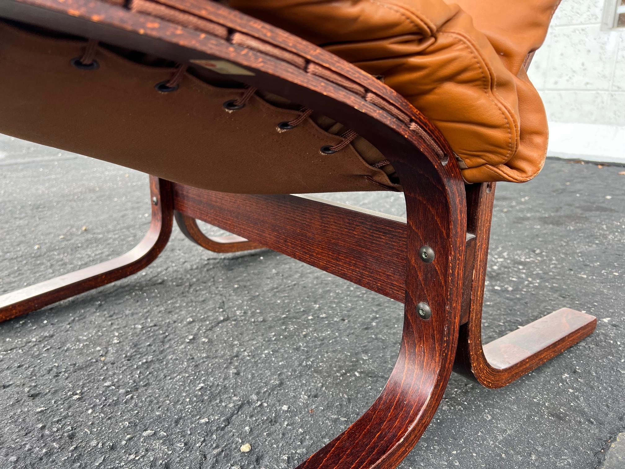 Midcentury Scandinavian Leather Siesta Lounge Chair & Ottoman by Westnofa Cognac For Sale 10