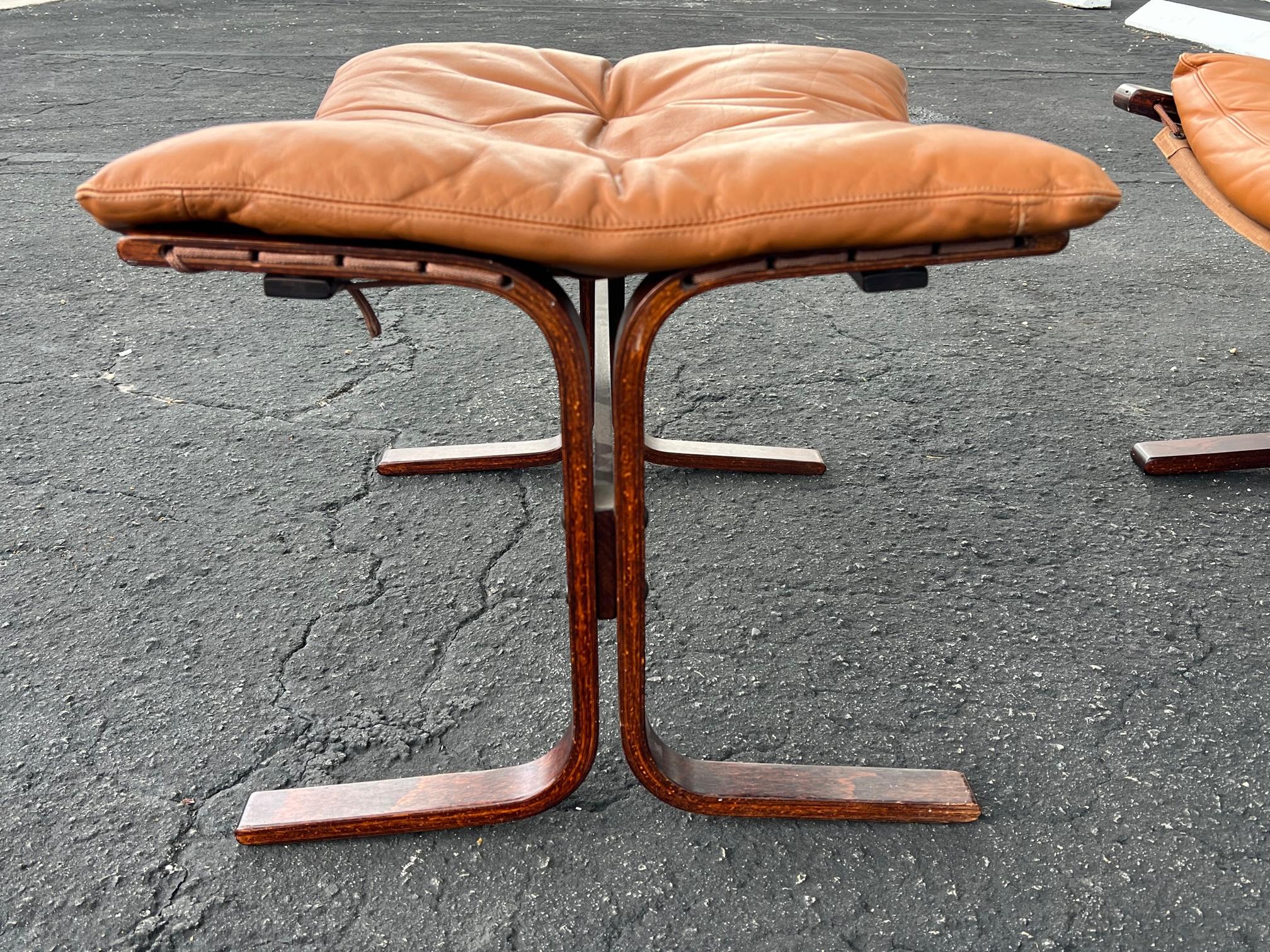 Midcentury Scandinavian Leather Siesta Lounge Chair & Ottoman by Westnofa Cognac For Sale 11