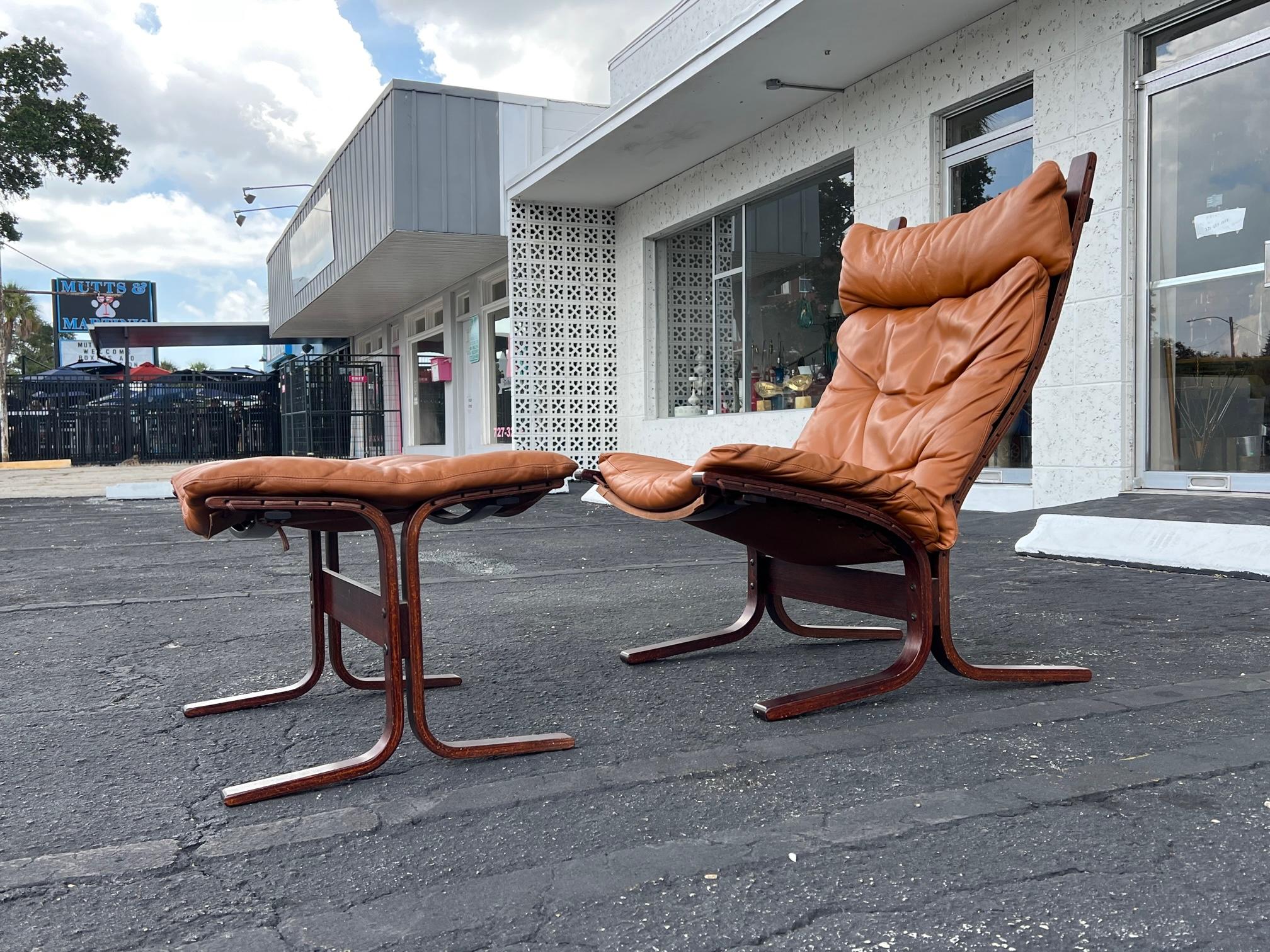Midcentury Scandinavian Leather Siesta Lounge Chair & Ottoman by Westnofa Cognac For Sale 13