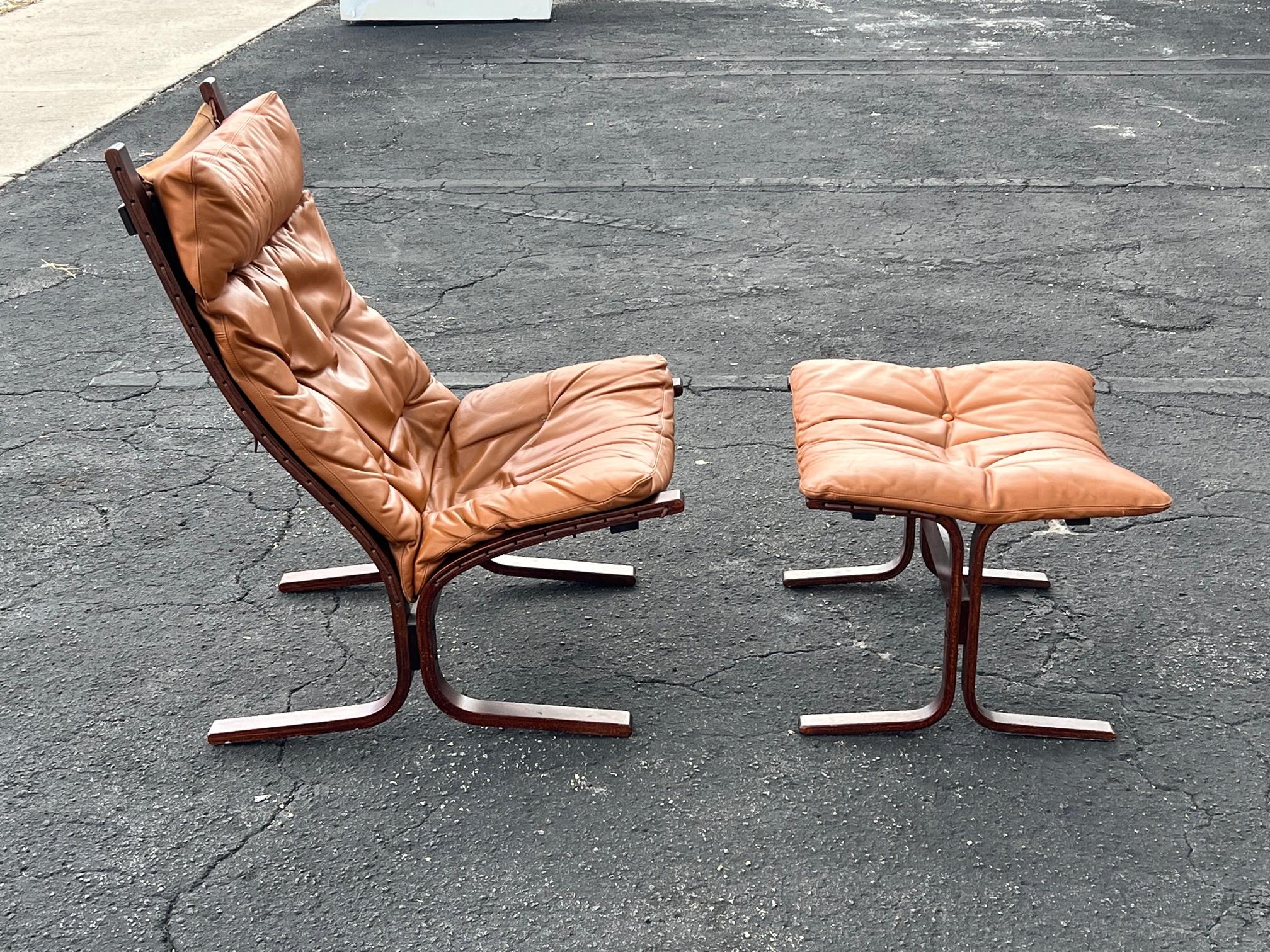 Midcentury Scandinavian Leather Siesta Lounge Chair & Ottoman by Westnofa Cognac In Good Condition For Sale In St.Petersburg, FL