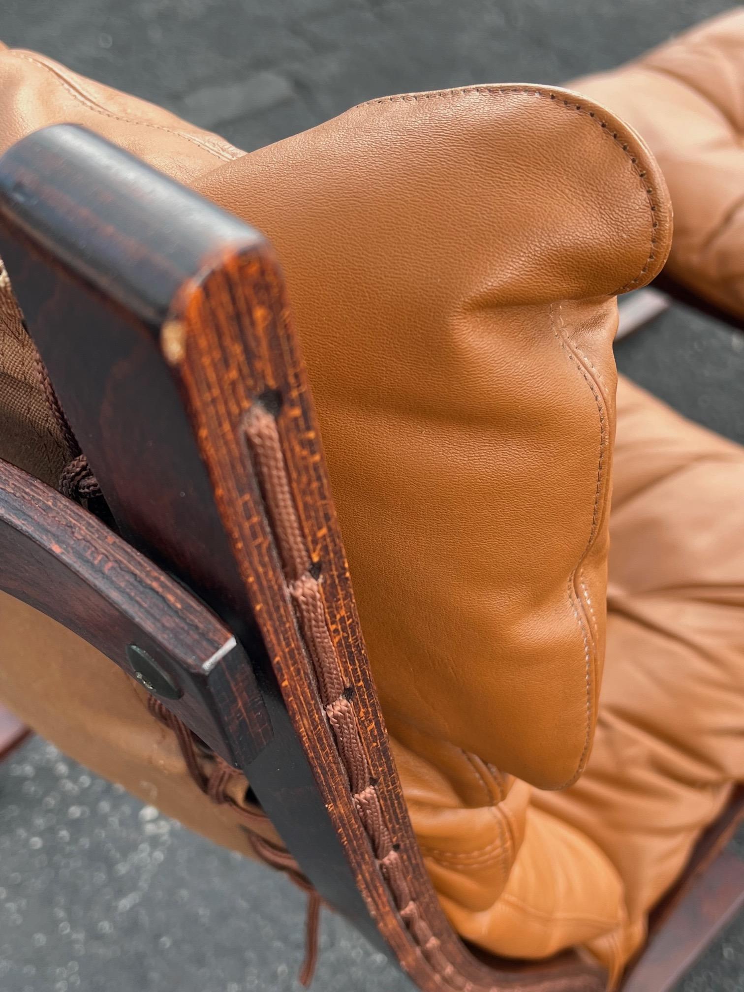 Midcentury Scandinavian Leather Siesta Lounge Chair & Ottoman by Westnofa Cognac For Sale 2