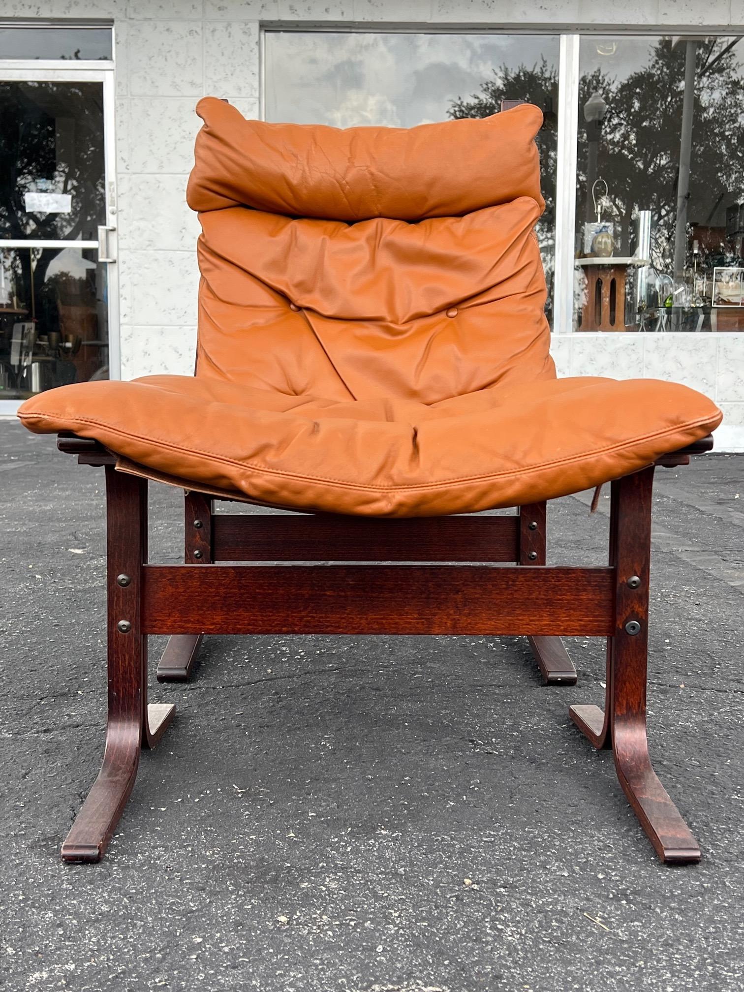 Midcentury Scandinavian Leather Siesta Lounge Chair & Ottoman by Westnofa Cognac For Sale 3