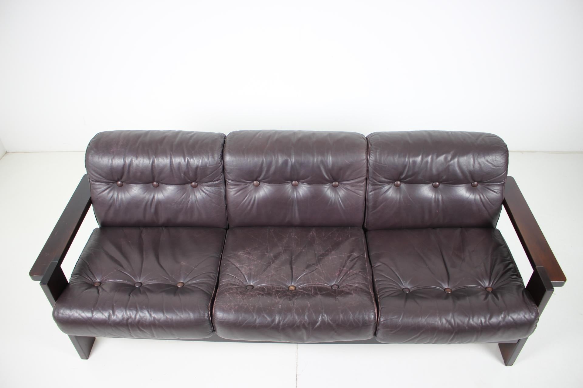 - 1960s, Scandinavia
- Good original condition
- Leather with patina.
- Cleaned
- Dark purple leather.