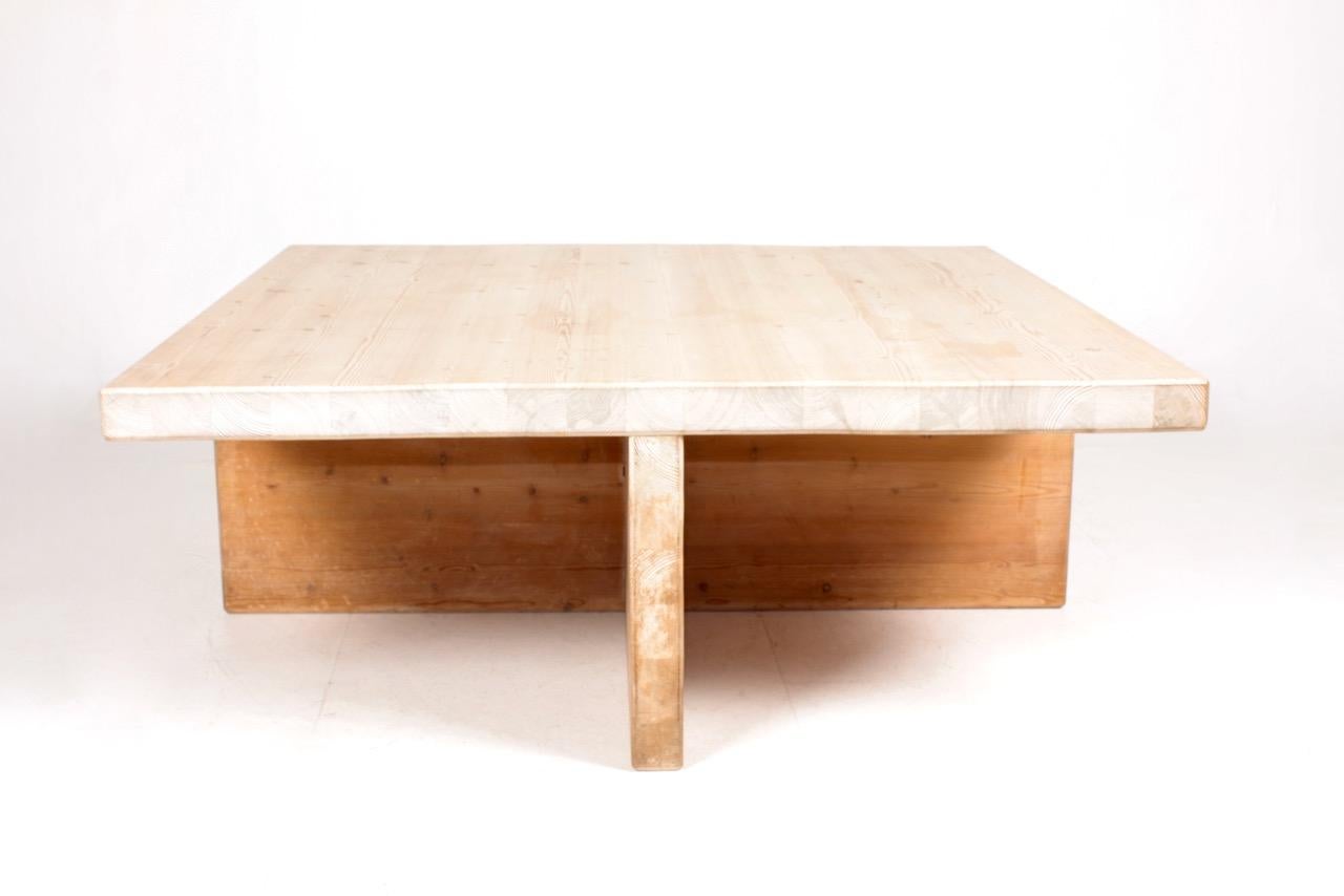 Low table in solid pine made in Sweden in the 1950s
Great original condition.