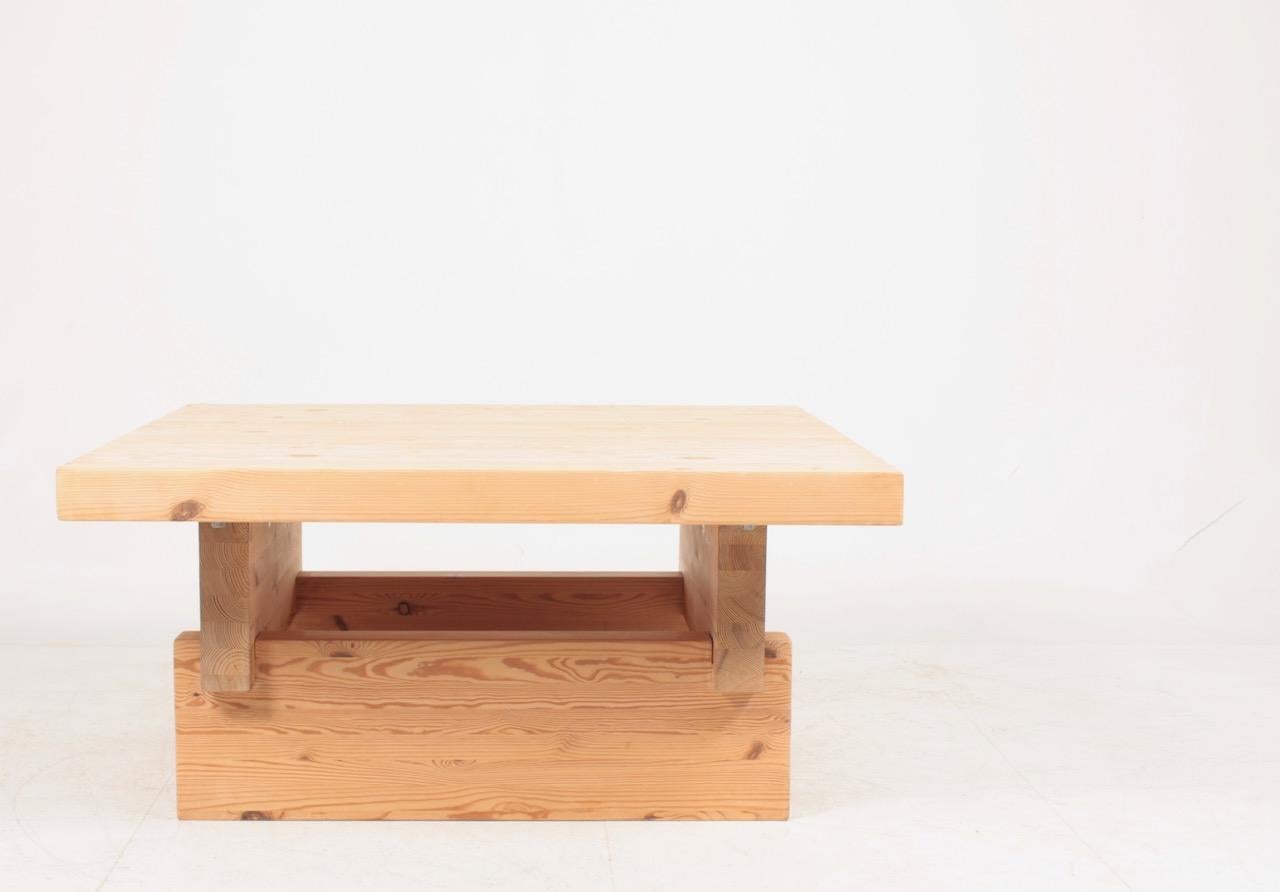 Low table in solid pine made in Sweden in the 1950s
Great original condition.