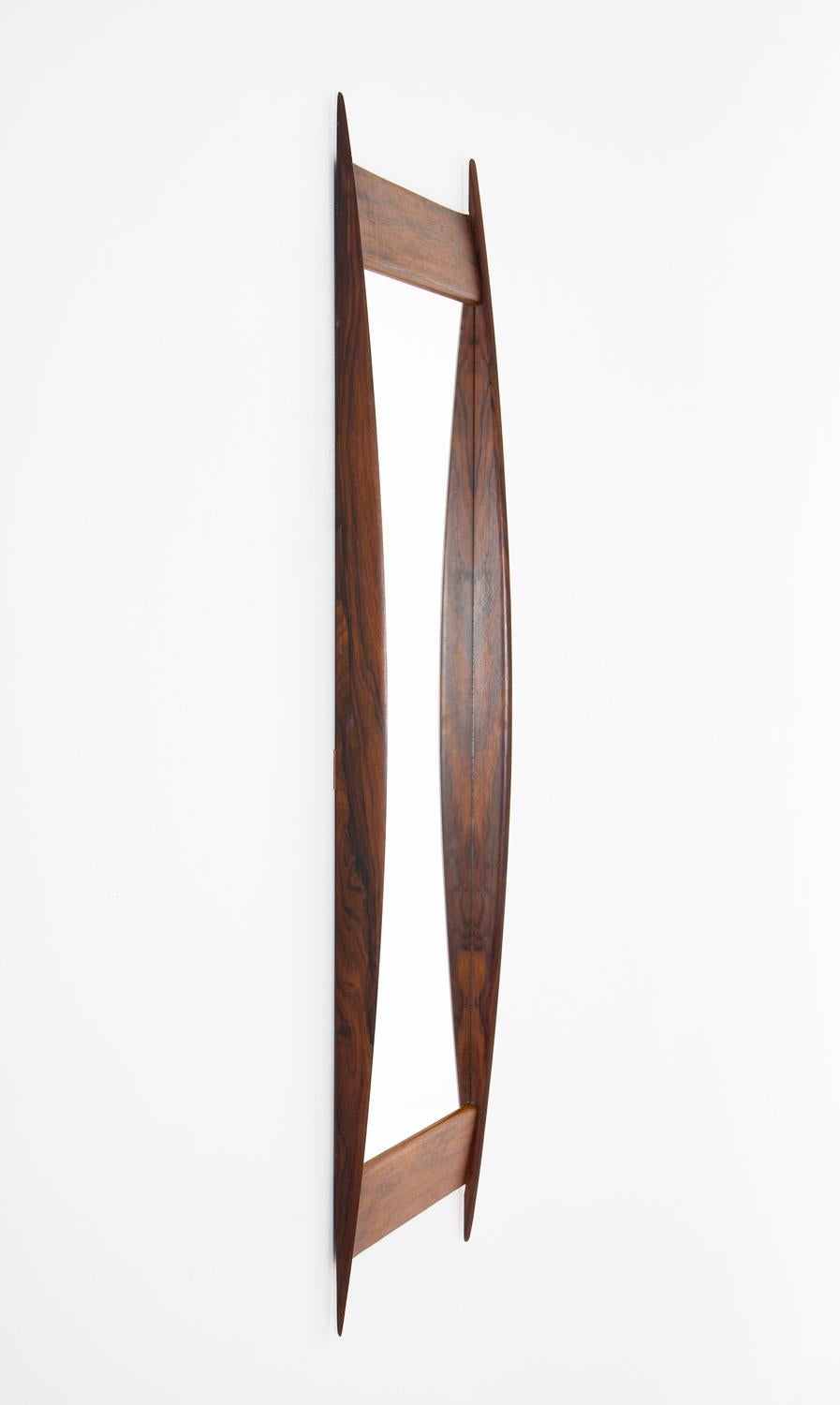 Miroir rectangulaire no 7075 en bois de rose, attribué à Rimbert Sandholt pour Glas & Trä, Suède.
Ce miroir est d'une grande qualité de construction et possède un cadre magnifiquement formé.

Condition : Très bon état vintage. Le verre du miroir