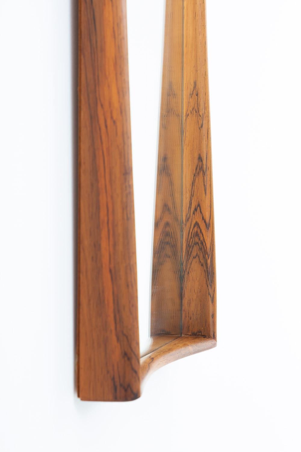 Miroir rectangulaire no 7078 en bois de rose par Rimbert Sandholt pour Glas & Trä, Suède.
Ce miroir est d'une grande qualité de construction et a un cadre magnifiquement formé.
Une table d'appoint assortie est également disponible.
Condition :