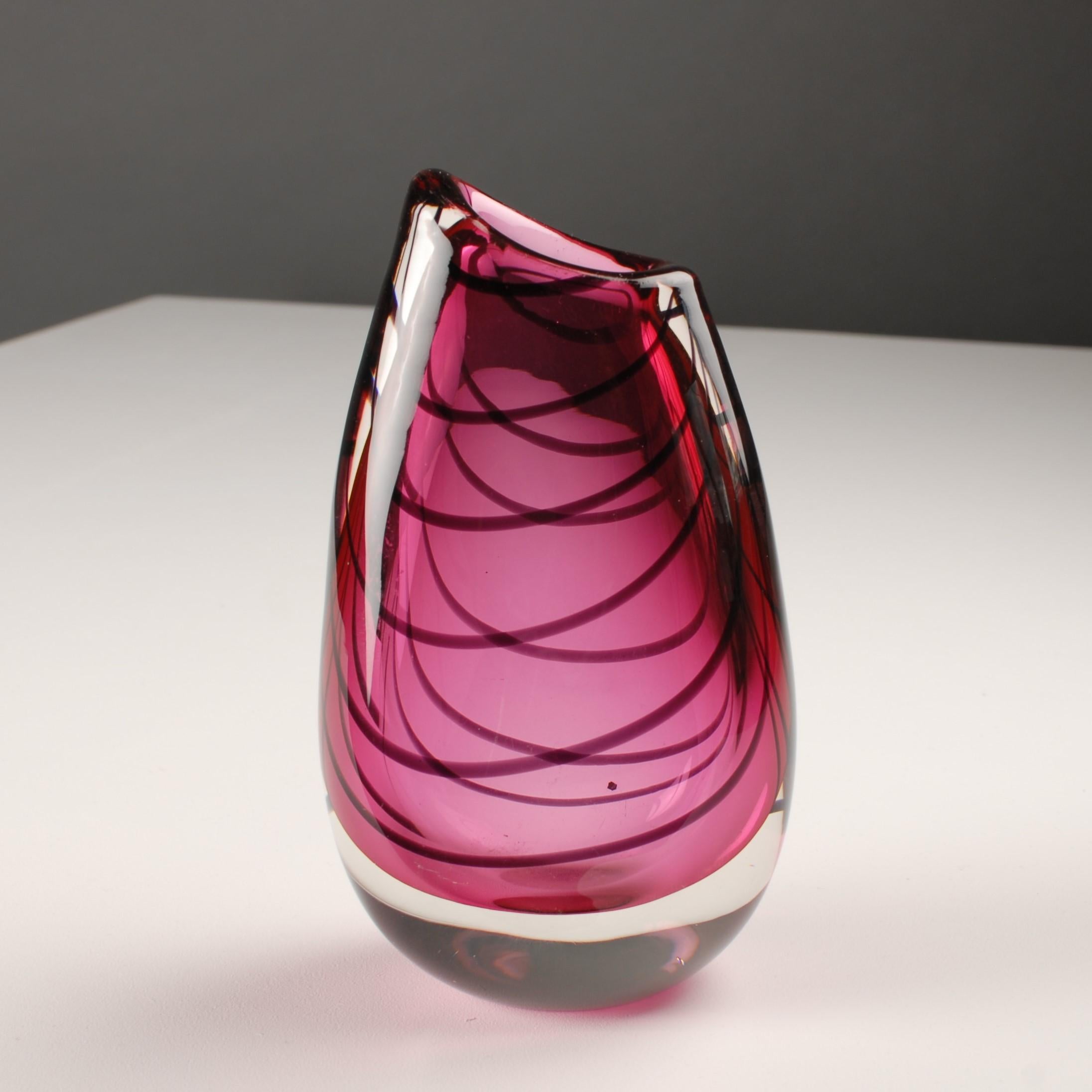 Midcentury Scandinavian Modern Glass Art Vase Deco Pink Red Magnor Vase Norway In Good Condition For Sale In Oslo, NO