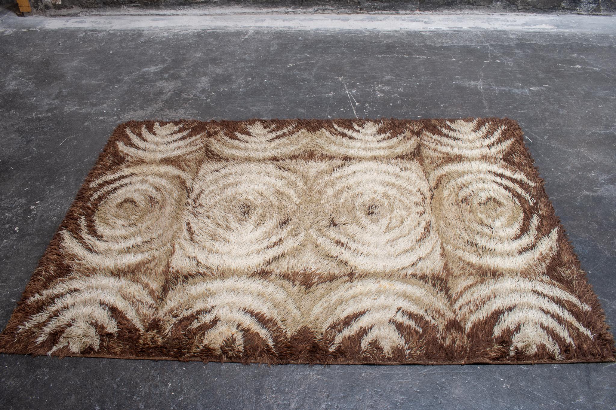 Dieser schwedische Rya-Teppich im Vintage-Stil ist schlicht und beeindruckend und verkörpert den skandinavisch-modernen Stil. Die Braun- und Neutraltöne dieses skandinavischen Rya-Teppichs sind gedämpft und erdig, aber reich an Textur. Ein modernes
