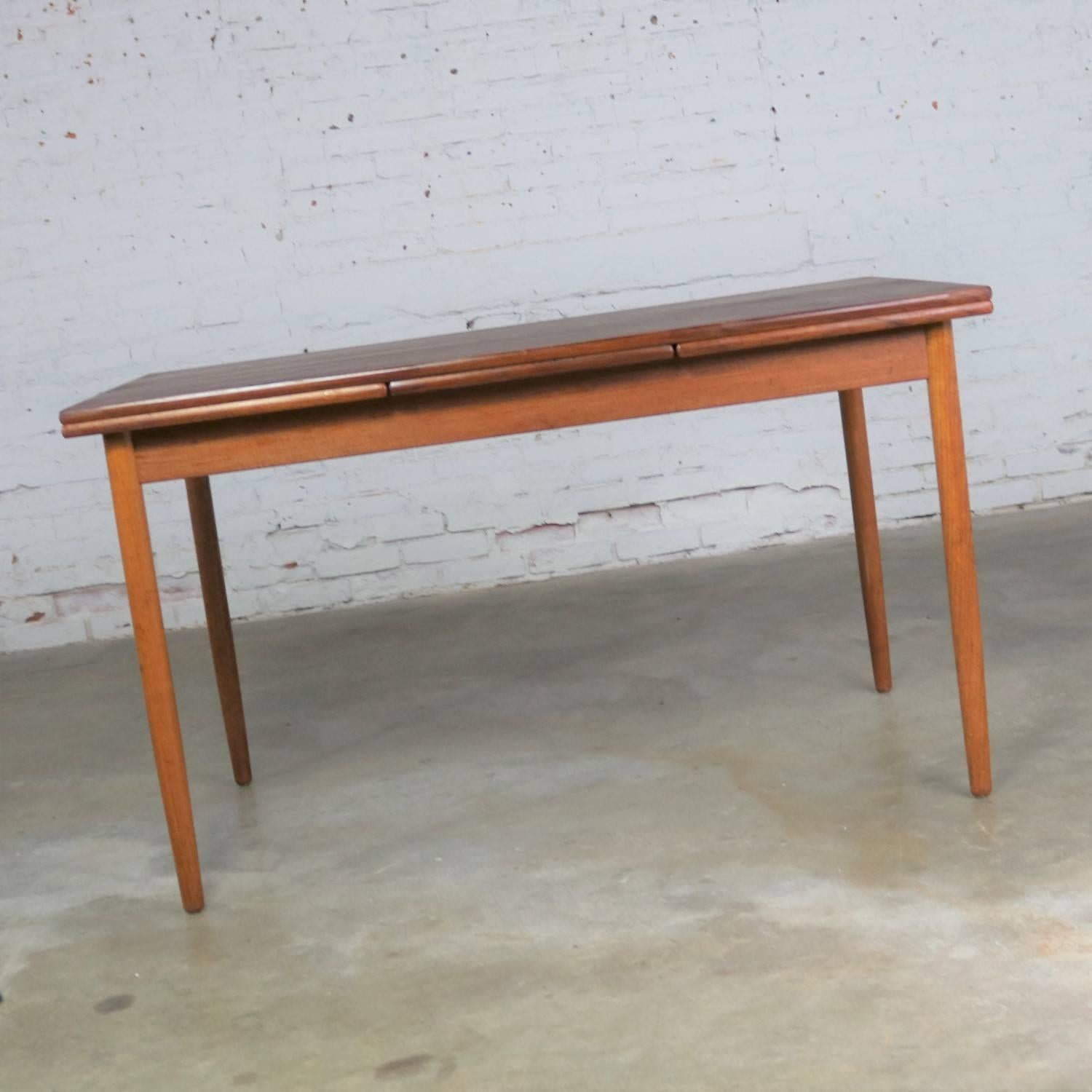 Midcentury Scandinavian Modern Teak Draw-Leaf Extending Dining Table Rectangle In Good Condition In Topeka, KS