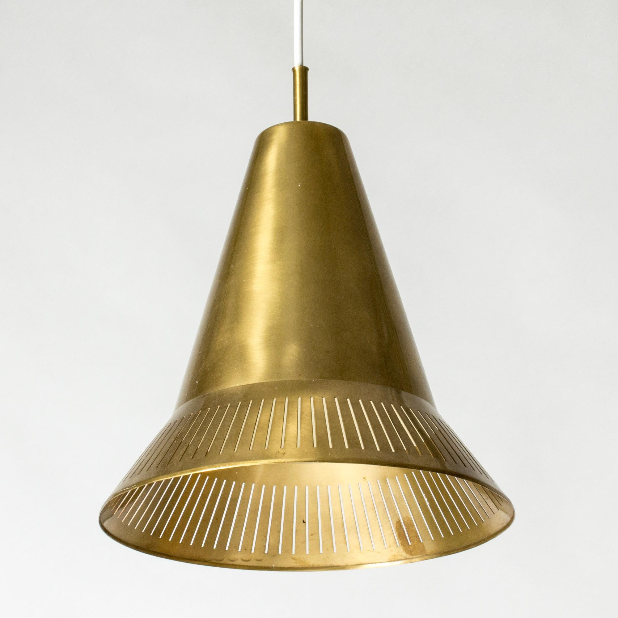 Elegante lampada a sospensione in ottone di Hans Bergström a forma di cappello conico con strisce traforate intorno alla base.

Hans Bergström era il proprietario e il direttore creativo dell'azienda di illuminazione Ateljé Lyktan, che fondò ad Åhus
