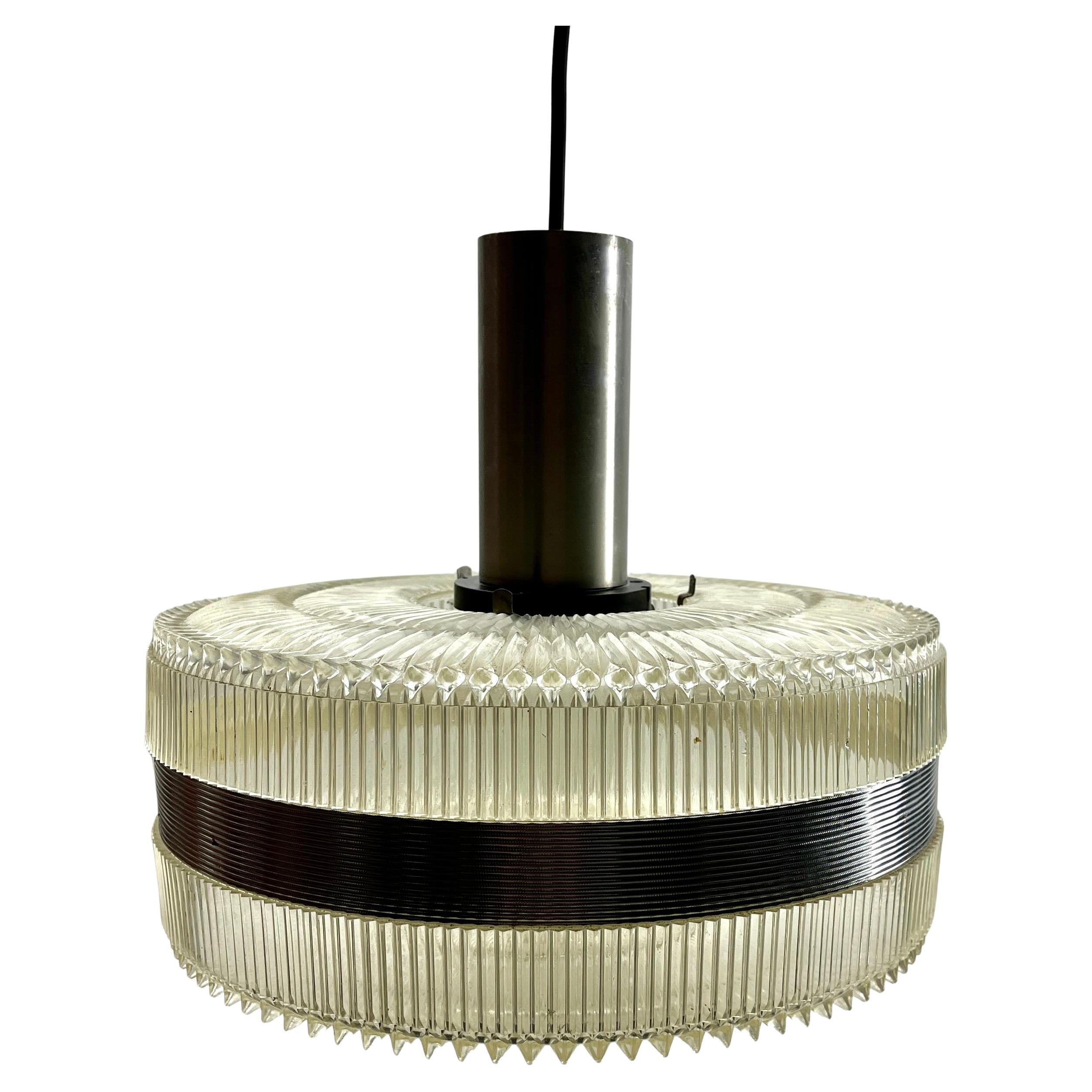 Lampada a sospensione della fine degli anni '60 progettata in stile scandinavo e con paralume in acrilico 
La sua forma classica e modernista e la semplicità del suo design la rendono un esempio iconico dell'illuminazione domestica di metà