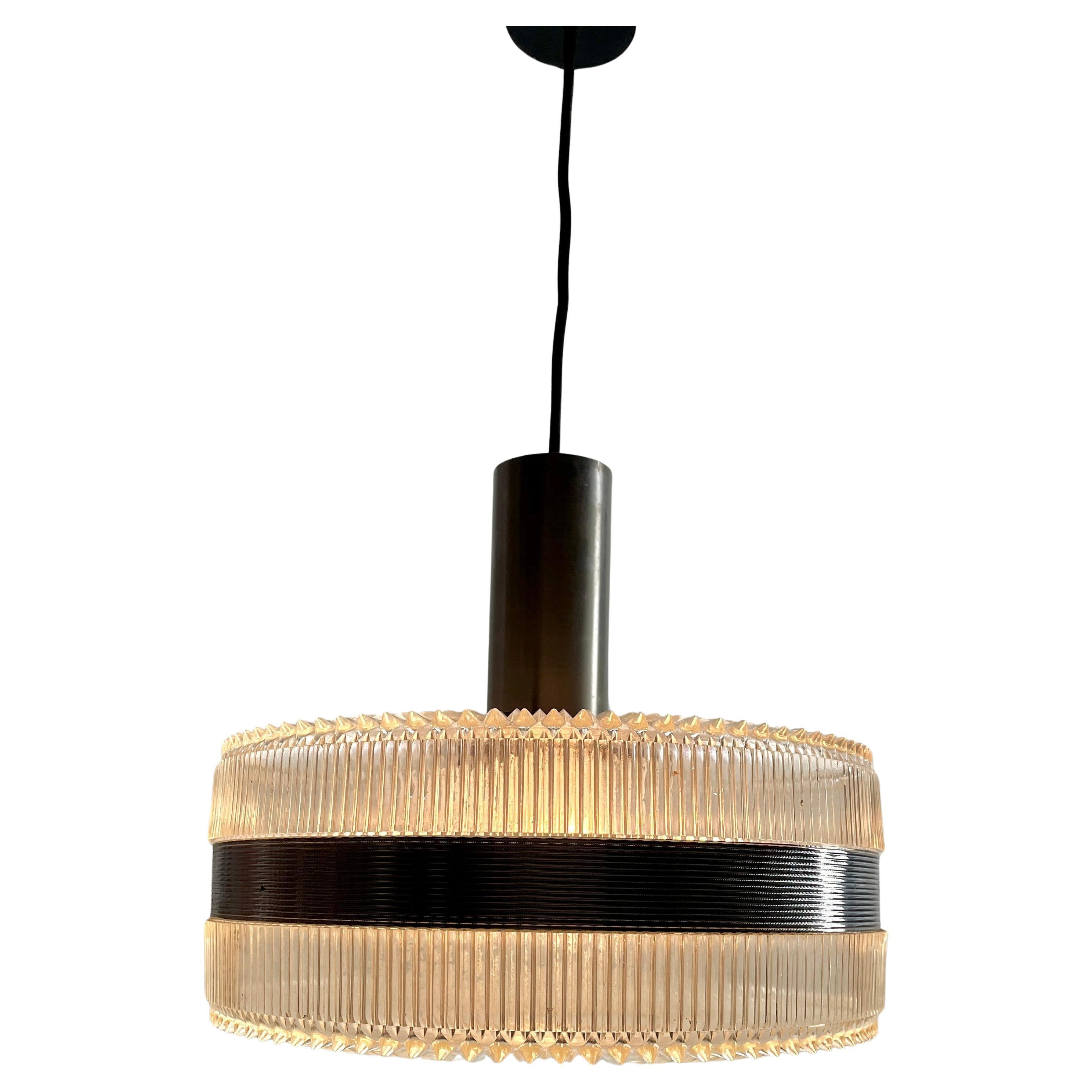 Mid-Century moderno Lampada a sospensione scandinava del Medioevo a 1 attacco E27 con paralume acrilico ottico in vendita
