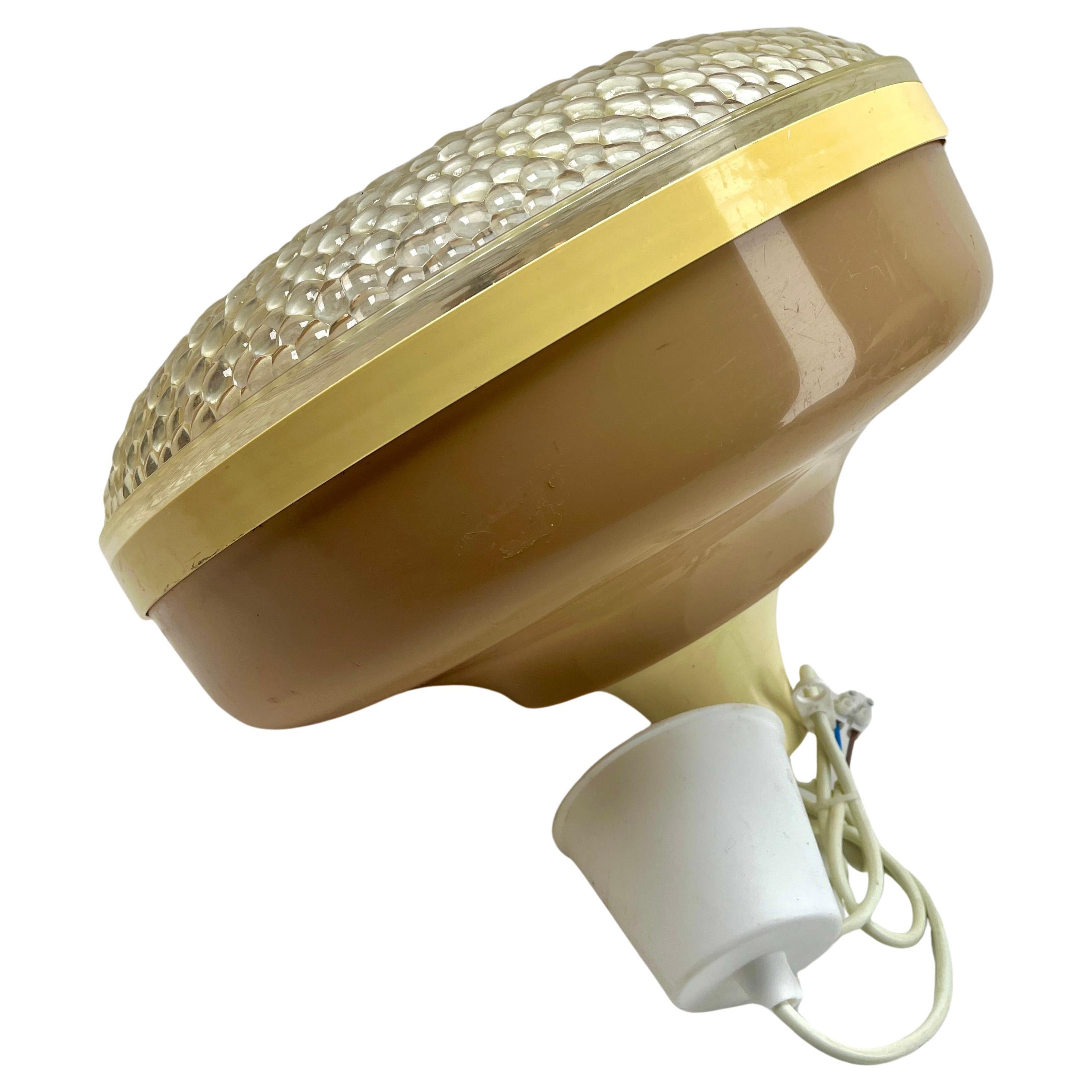Lampada a sospensione della fine degli anni '60 progettata in stile scandinavo e con paralume in acrilico 
La sua forma classica e modernista e la semplicità del suo design la rendono un esempio iconico dell'illuminazione domestica di metà