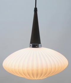 Skandinavische Pendelleuchte aus der Mitte des Jahrhunderts:: Wenge mit optischem Opalglasschirm