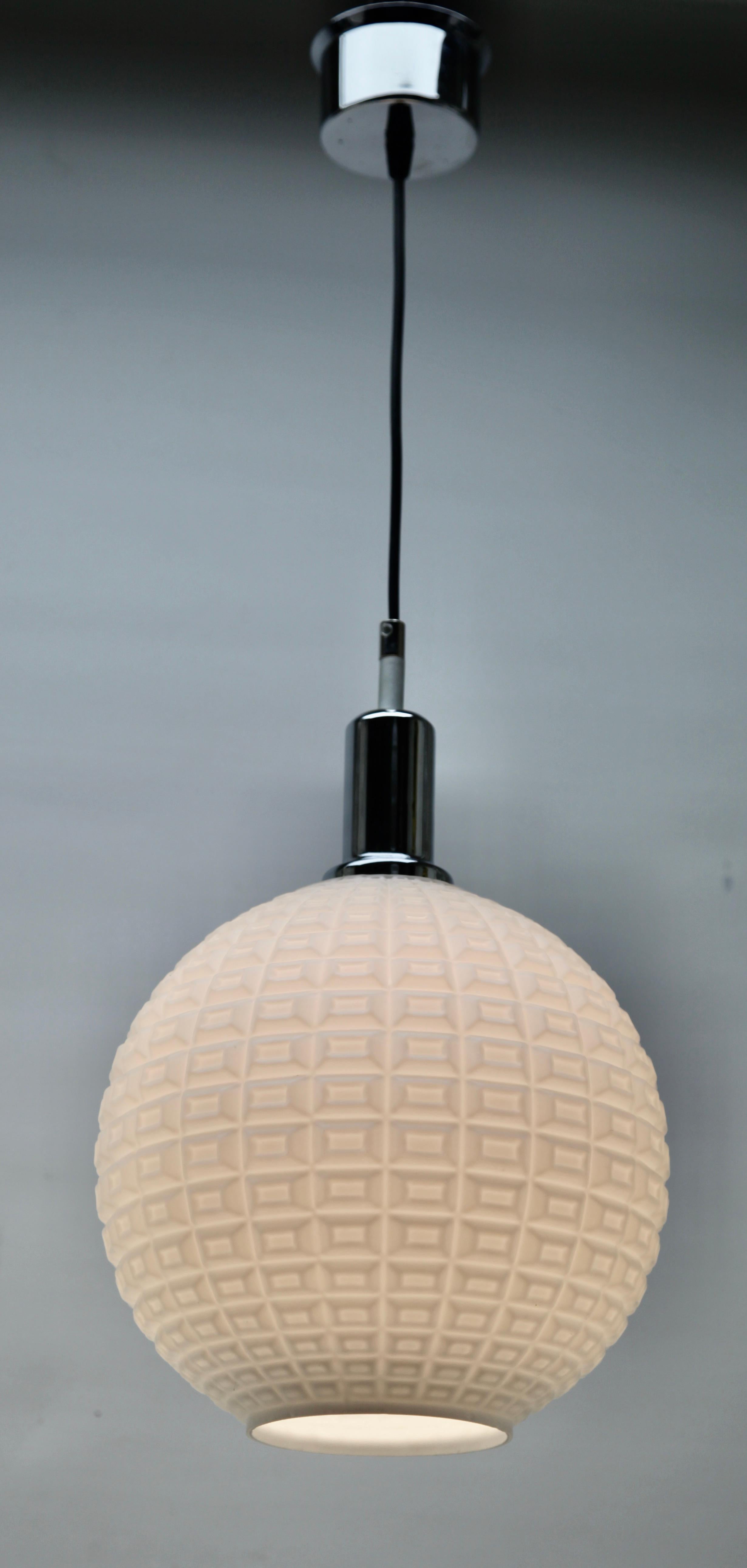 Hanging pendant light from the late 1960s on an adjustable cable, designed in the Scandinavian style and an opaline shade. Its Classic modernist form and simplicity in design, make it an iconic example of midcentury home lighting.
Size shade: