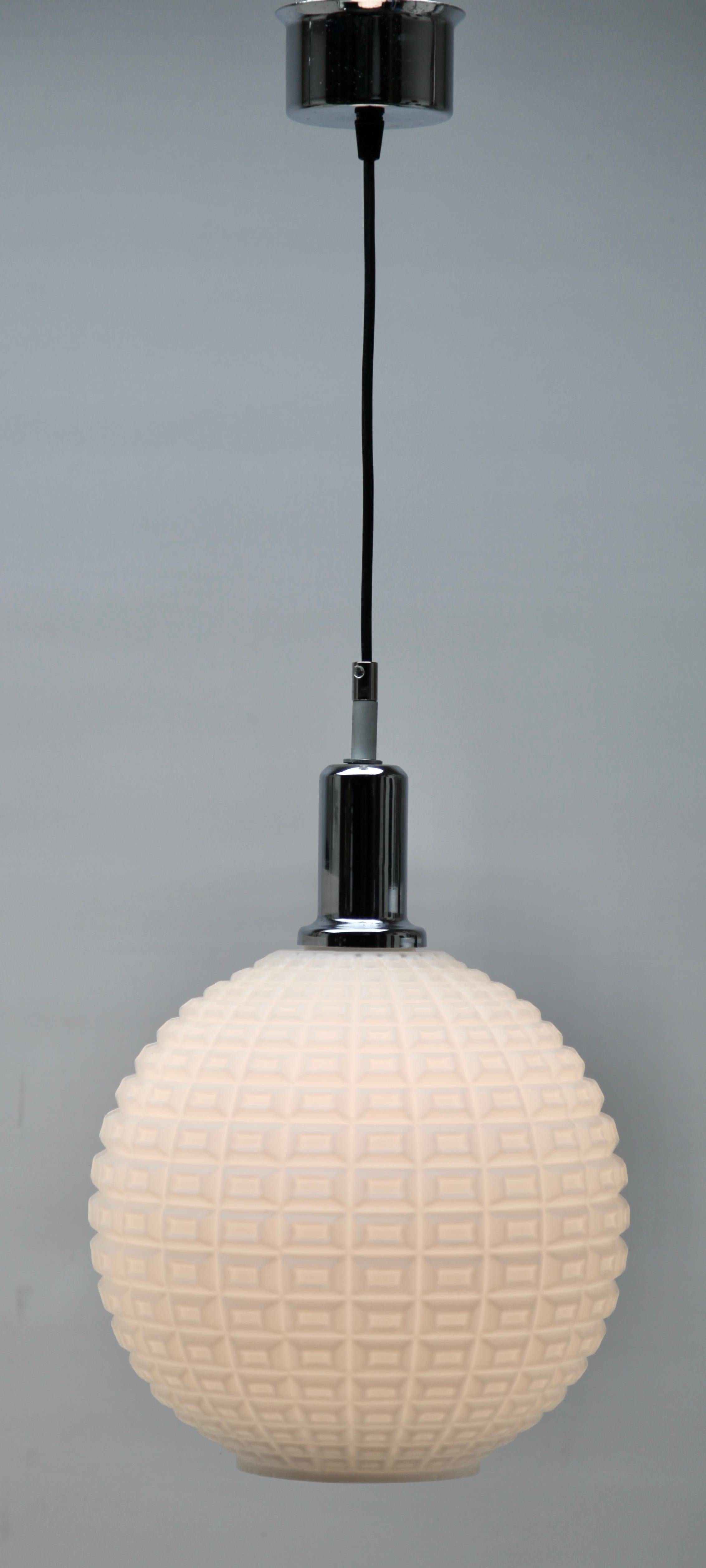 Midcentury Scandinavian Pendant Light, with Optical Opaline Shade In Good Condition For Sale In Verviers, BE