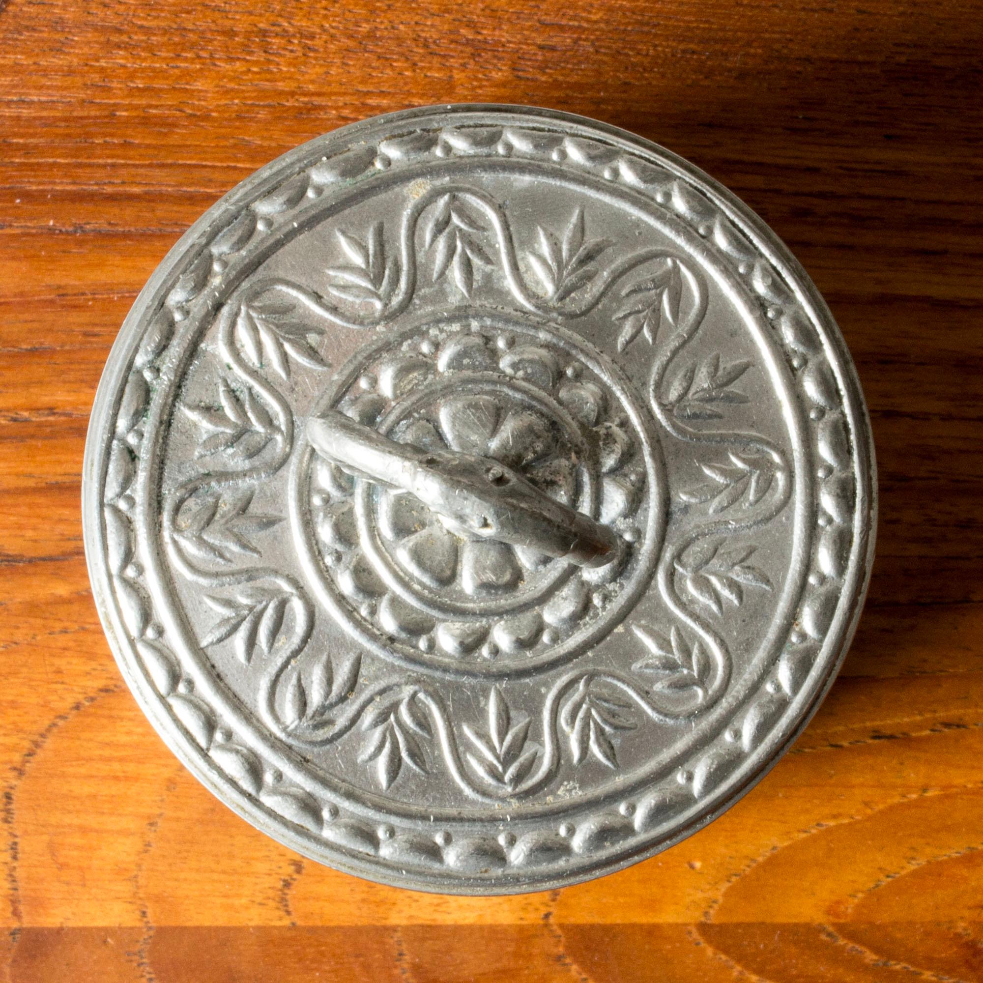 Skandinavischer Zinnkrug aus der Jahrhundertmitte von Svenskt Tenn, Schweden, 1944 im Zustand „Gut“ im Angebot in Stockholm, SE