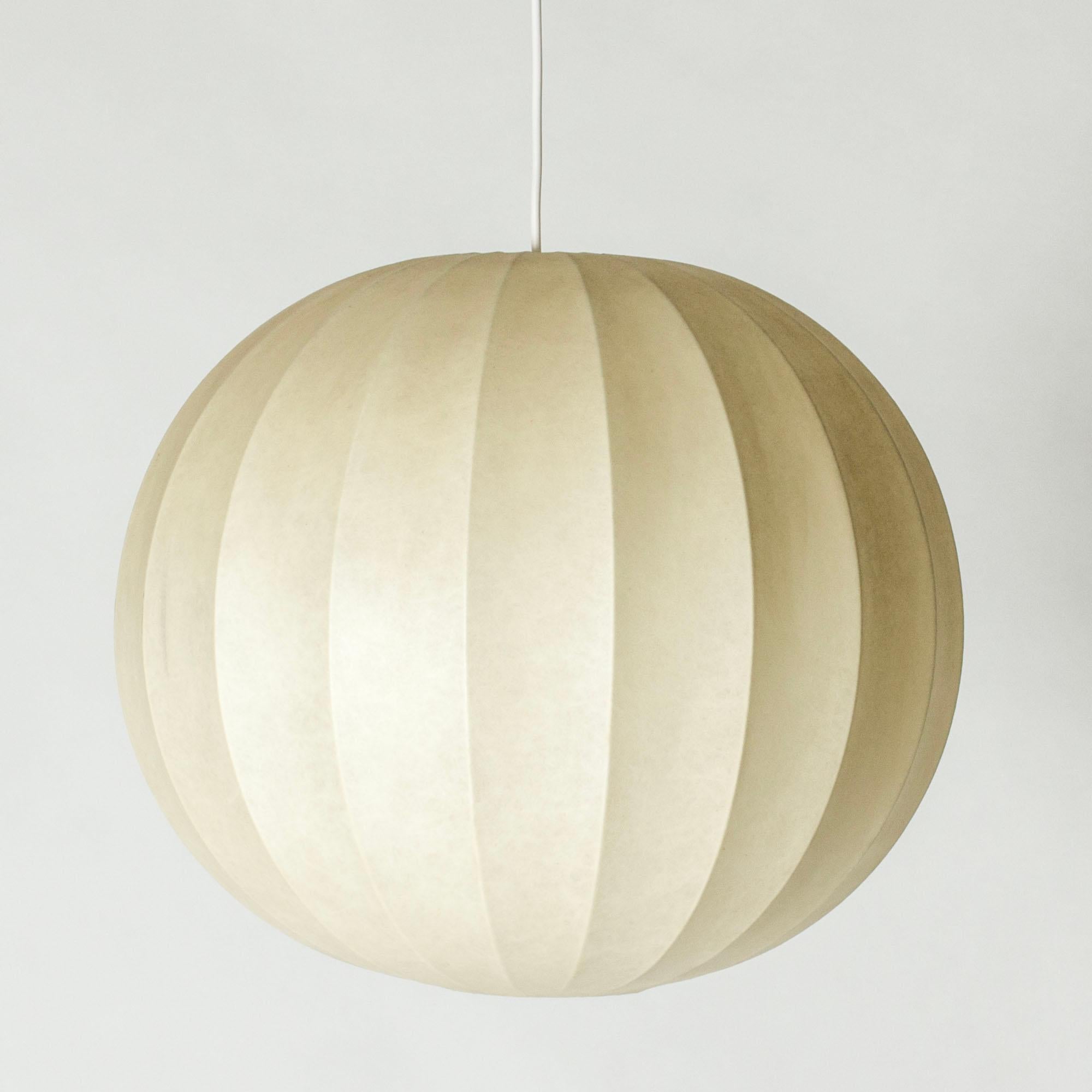 Lampada da soffitto in metallo e resina di Hans Bergström, dove la resina è stata spruzzata sulla struttura. Ha una qualità organica e un aspetto sorprendente quando è acceso.

Hans Bergström era il proprietario e il direttore creativo dell'azienda