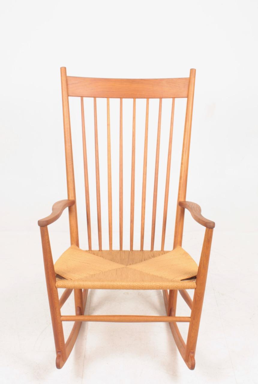 Rocking chair i oak and cane, designed by Hans Wegner and made by FDB.