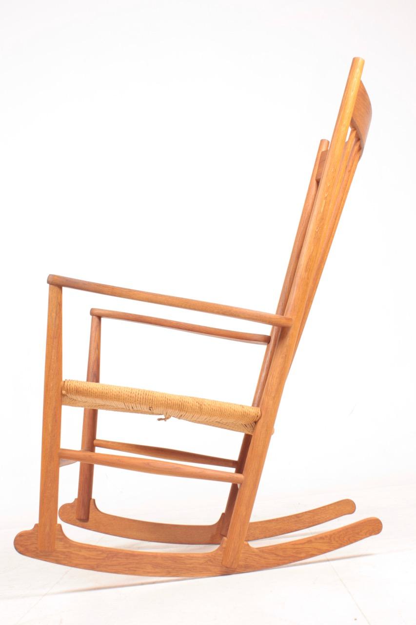 Scandinave moderne Chaise à bascule scandinave du milieu du siècle en chêne de Hans Wegner, années 1950 en vente
