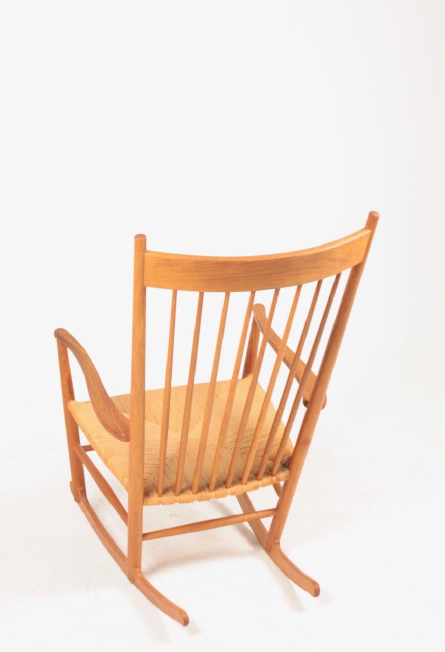 Danish Midcentury Scandinavian Rocking Chair in Oak by Hans Wegner, 1950s For Sale