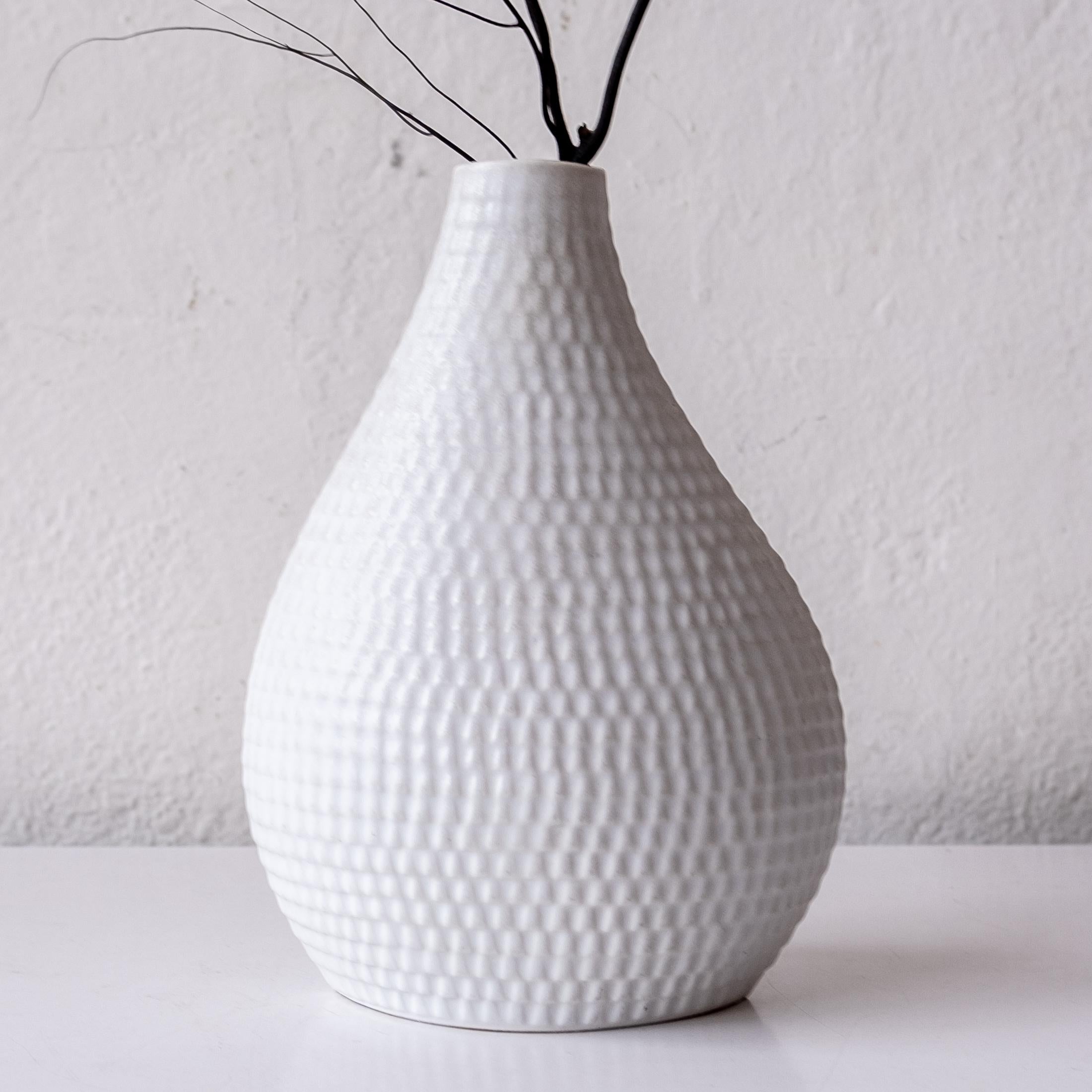 Scandinavian Modern Mid-Century Scandinavian Stig Lindberg Reptil Matte White Vase For Sale
