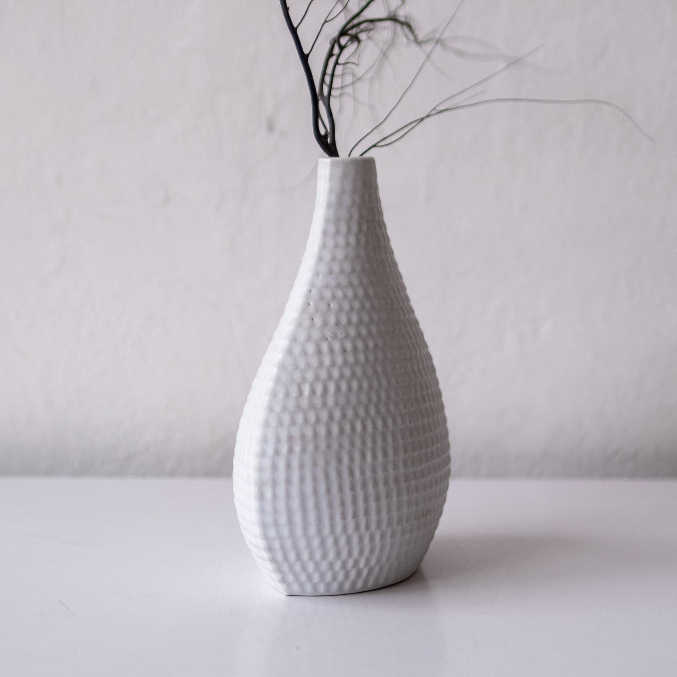 Mid-Century Scandinavian Stig Lindberg Reptil Matte White Vase In Good Condition For Sale In San Diego, CA