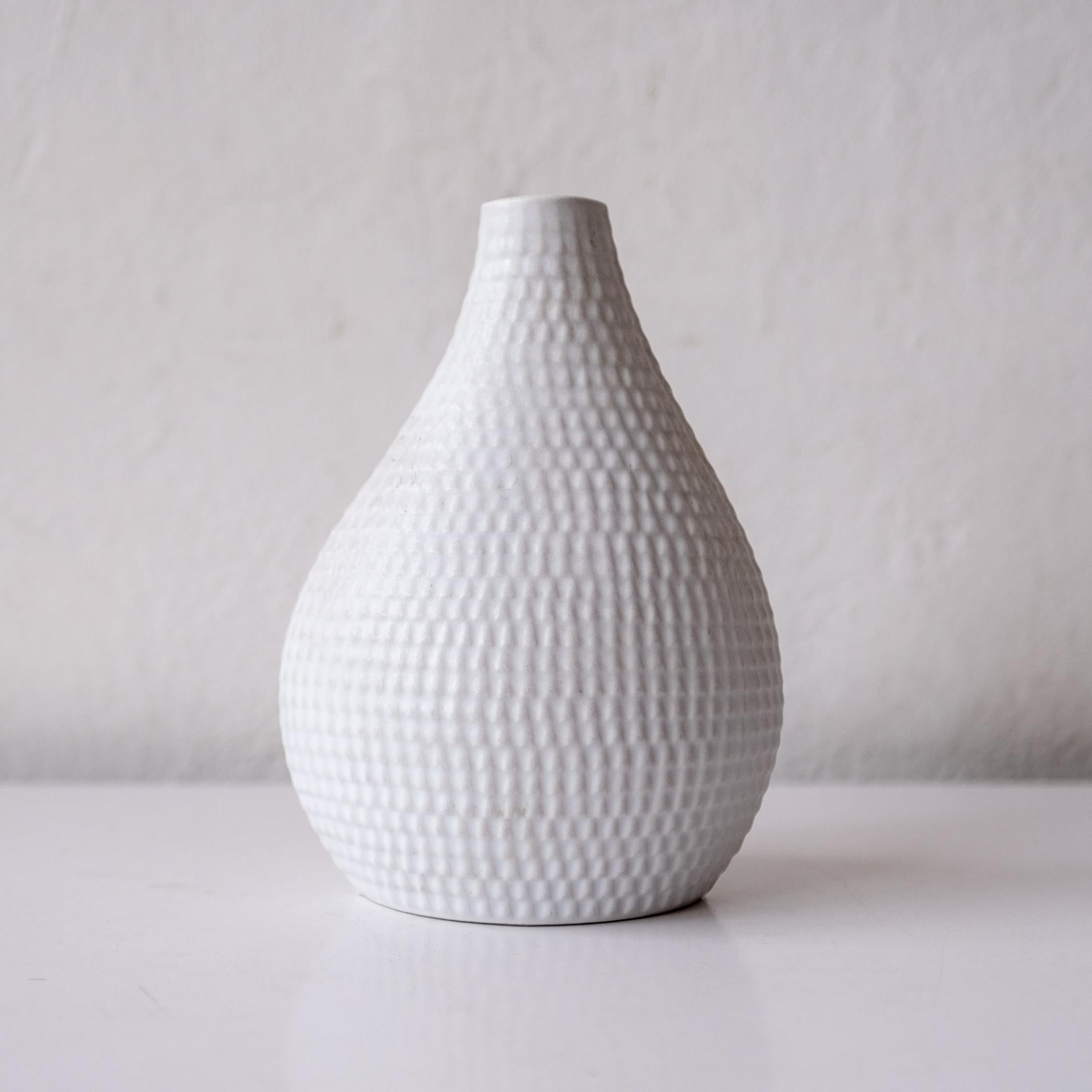 Mid-Century Scandinavian Stig Lindberg Reptil Matte White Vase For Sale 2