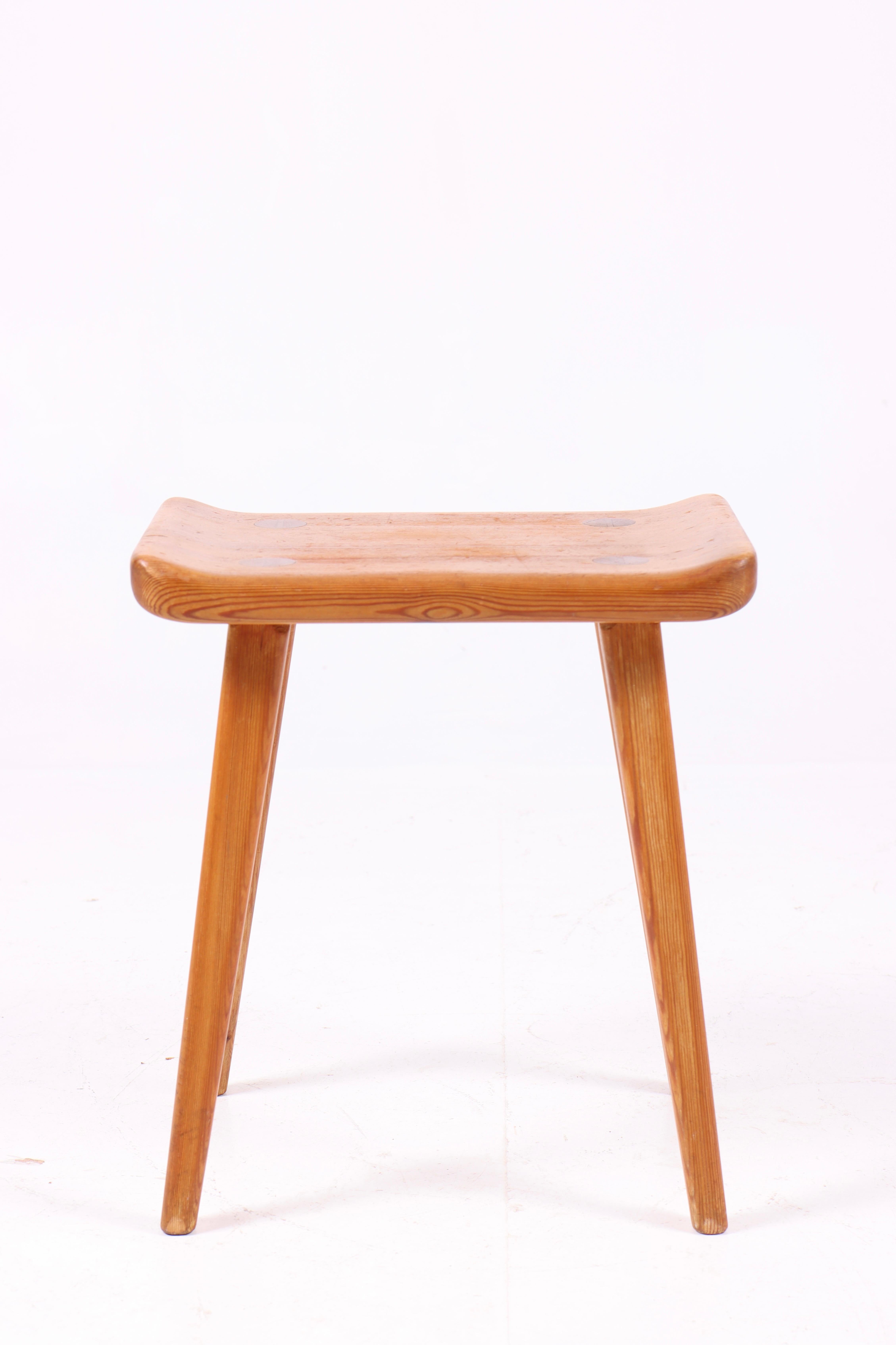 Taburete de pino macizo. Diseñado y fabricado en Suecia, años 70. Gran estado original.