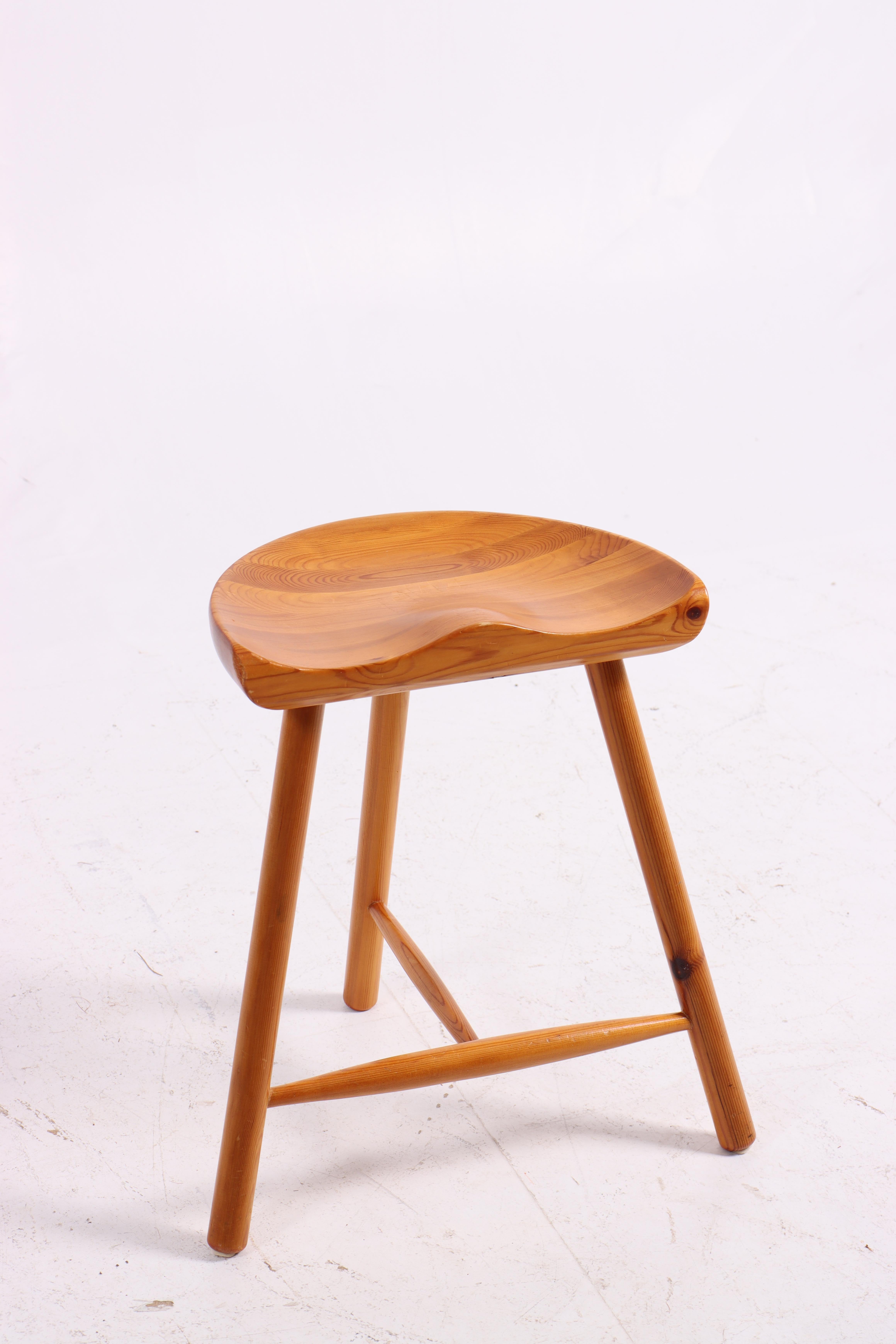 Sgabello in pino massiccio. Progettato e realizzato in Danimarca, anni '1970. Ottime condizioni originali.